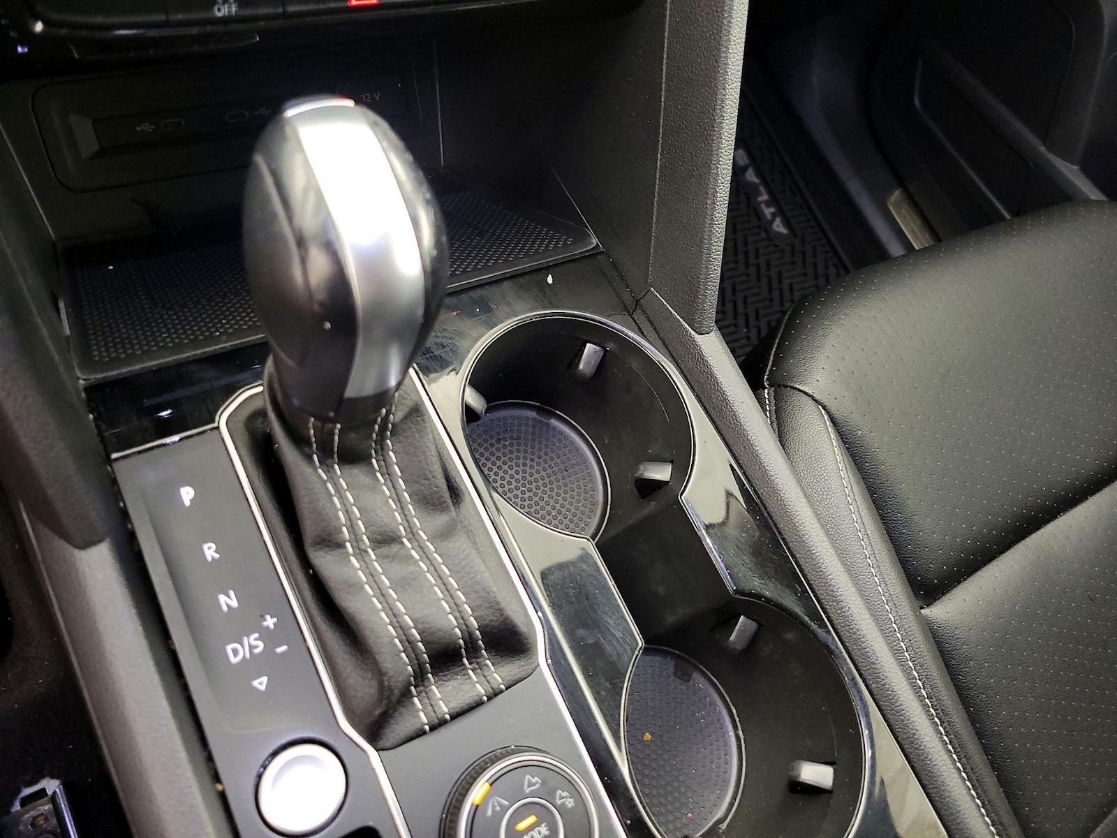 2022 Volkswagen Atlas SE w/Tech - Photo 18