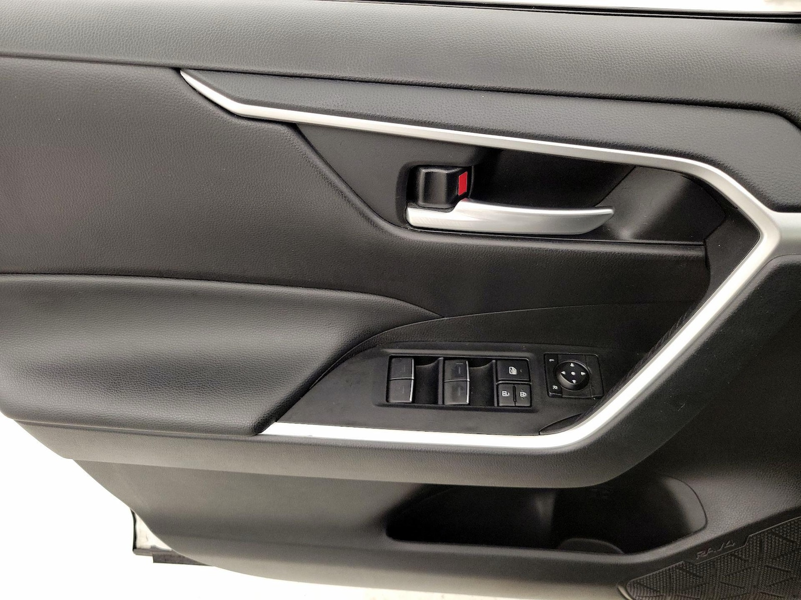 2025 Toyota RAV4 XLE - Photo 13