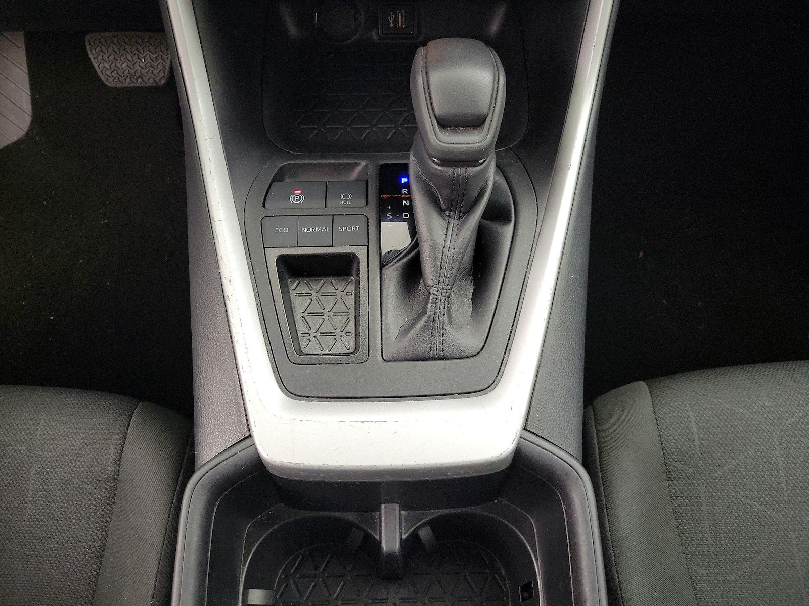 2025 Toyota RAV4 XLE - Photo 18