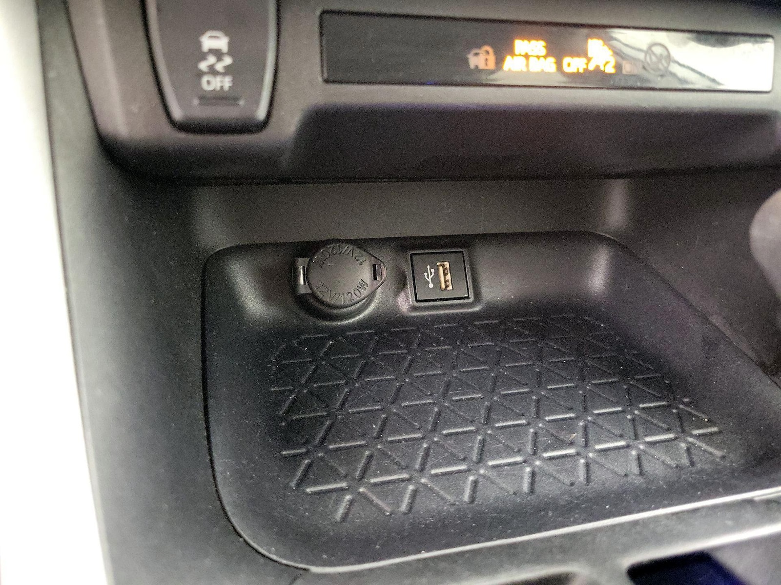 2025 Toyota RAV4 XLE - Photo 19
