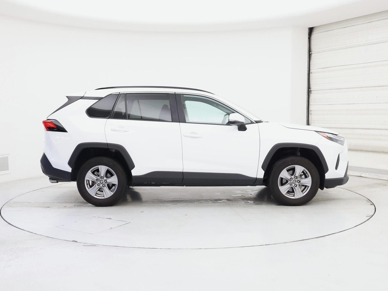 2025 Toyota RAV4 XLE - Photo 8