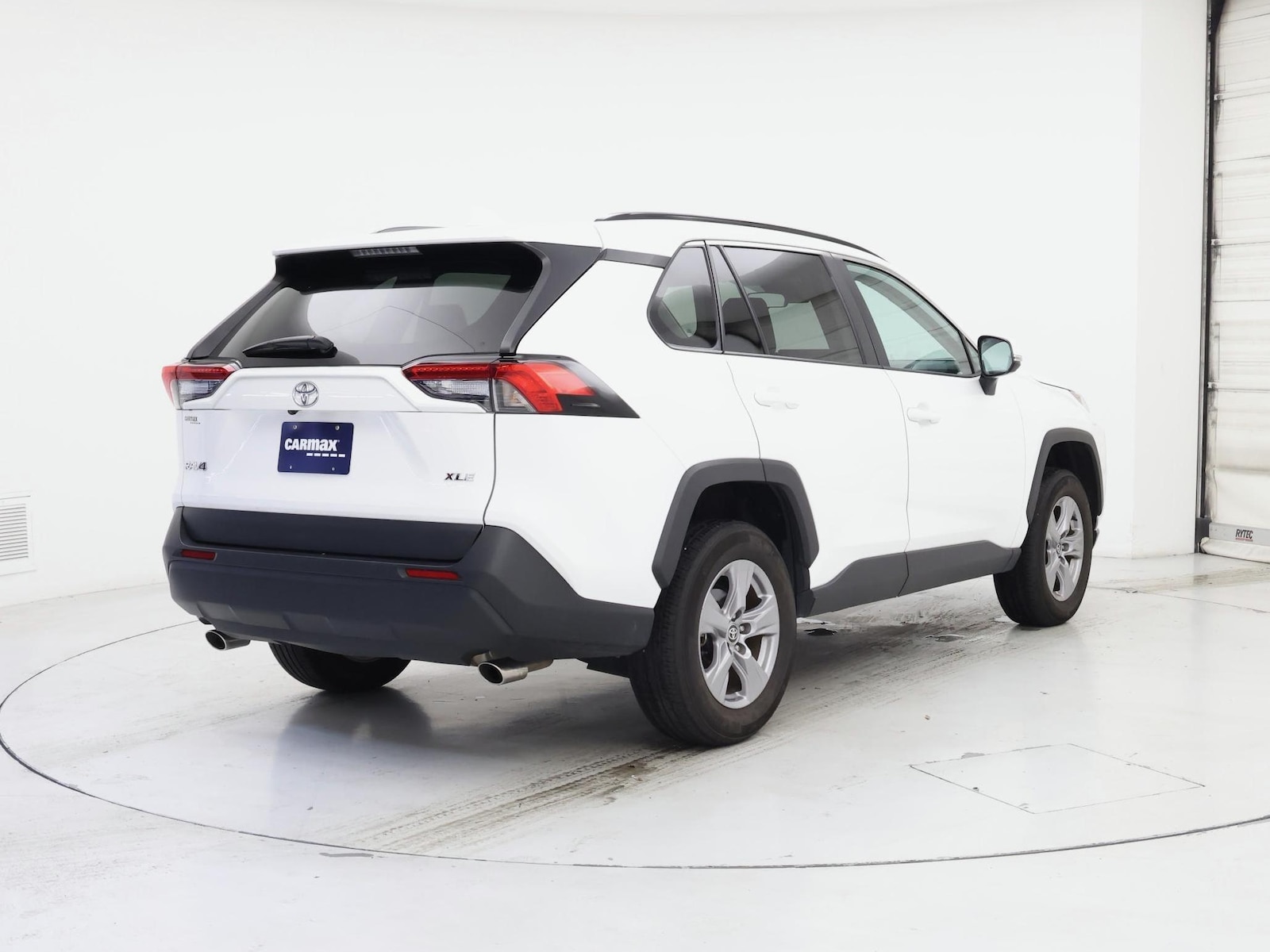 2025 Toyota RAV4 XLE - Photo 9