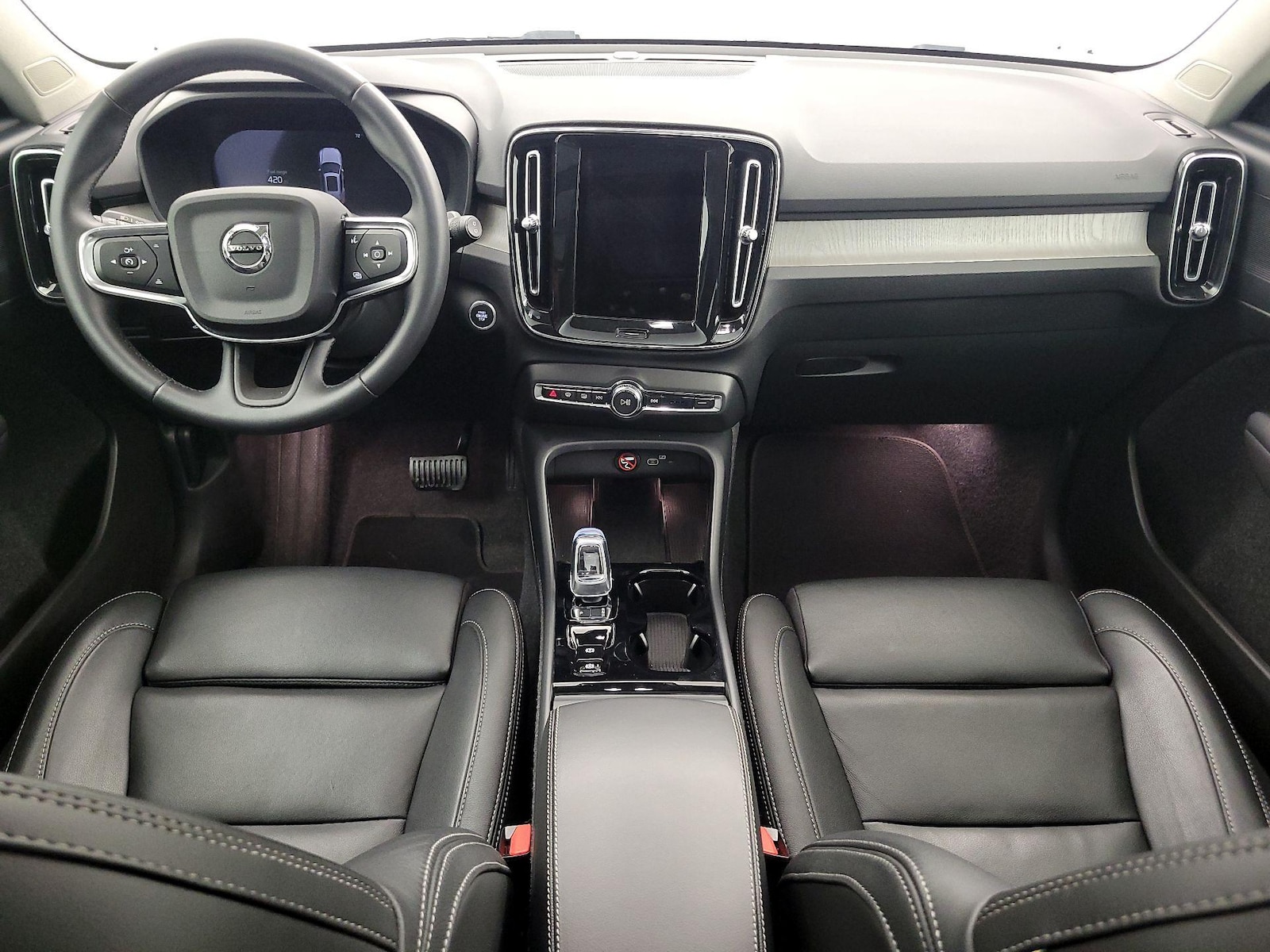 2025 Volvo XC40 Plus - Photo 10