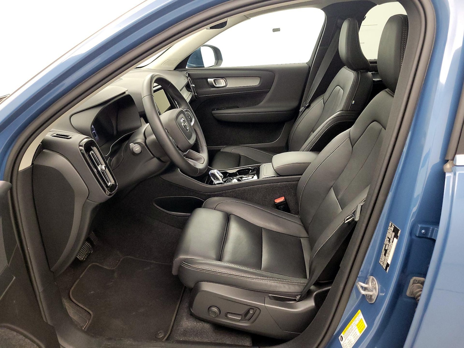 2025 Volvo XC40 Plus - Photo 12