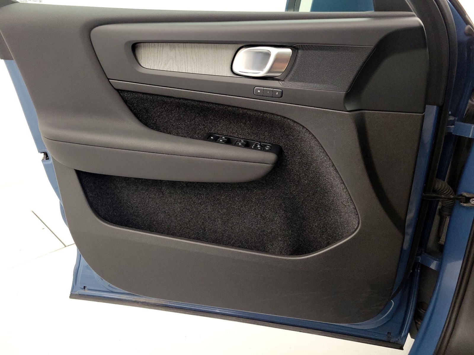 2025 Volvo XC40 Plus - Photo 13
