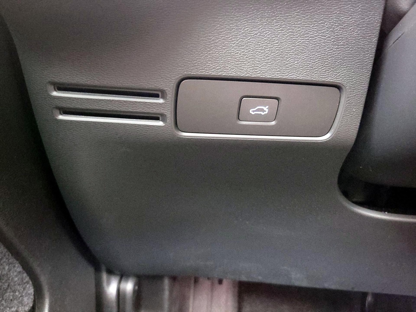 2025 Volvo XC40 Plus - Photo 14