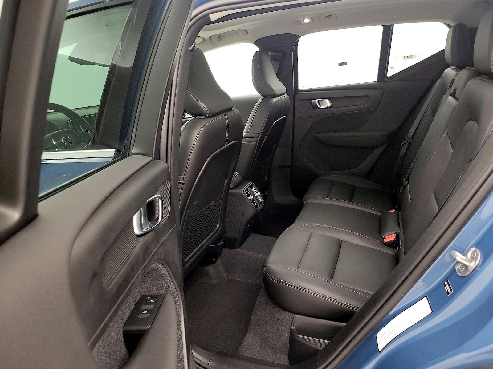 2025 Volvo XC40 Plus - Photo 22