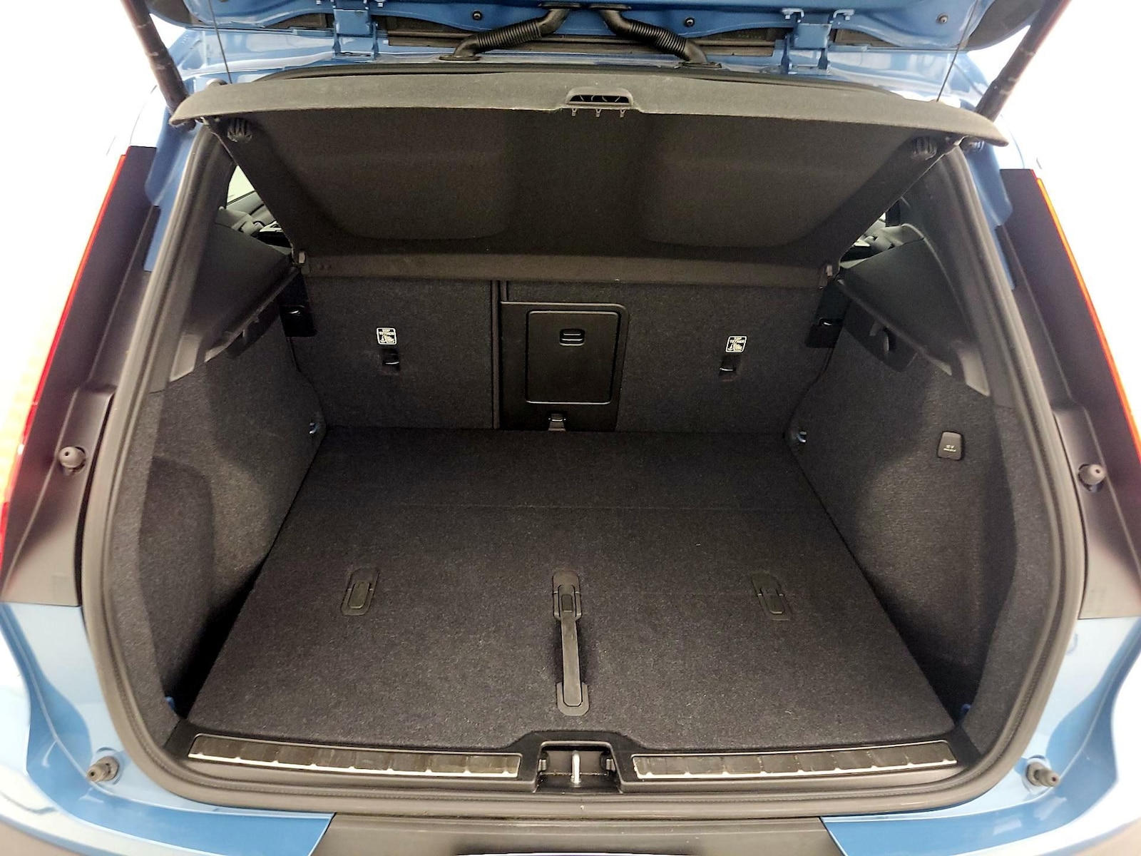 2025 Volvo XC40 Plus - Photo 23