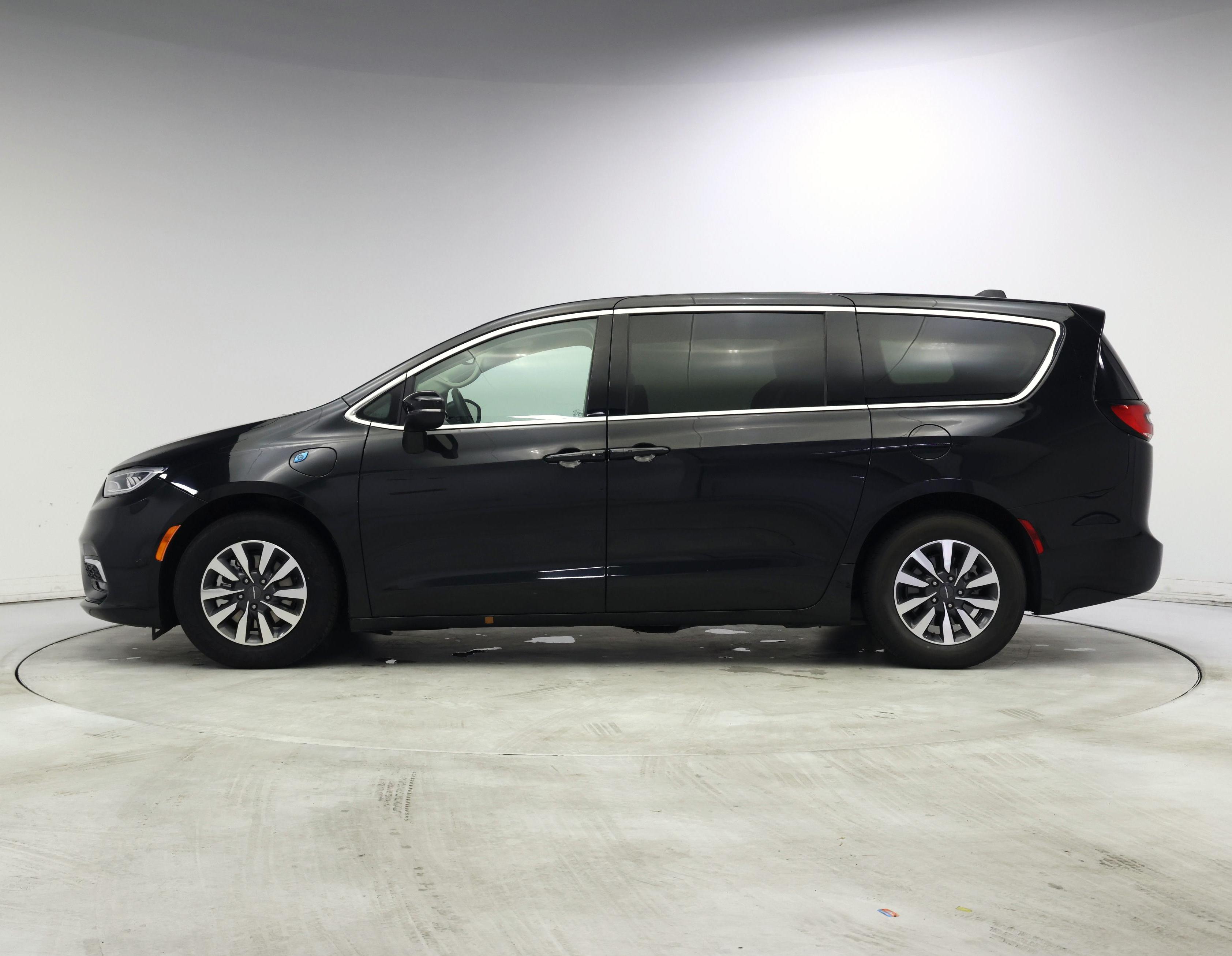 Thumbnail: 2023 Chrysler Pacifica - 3