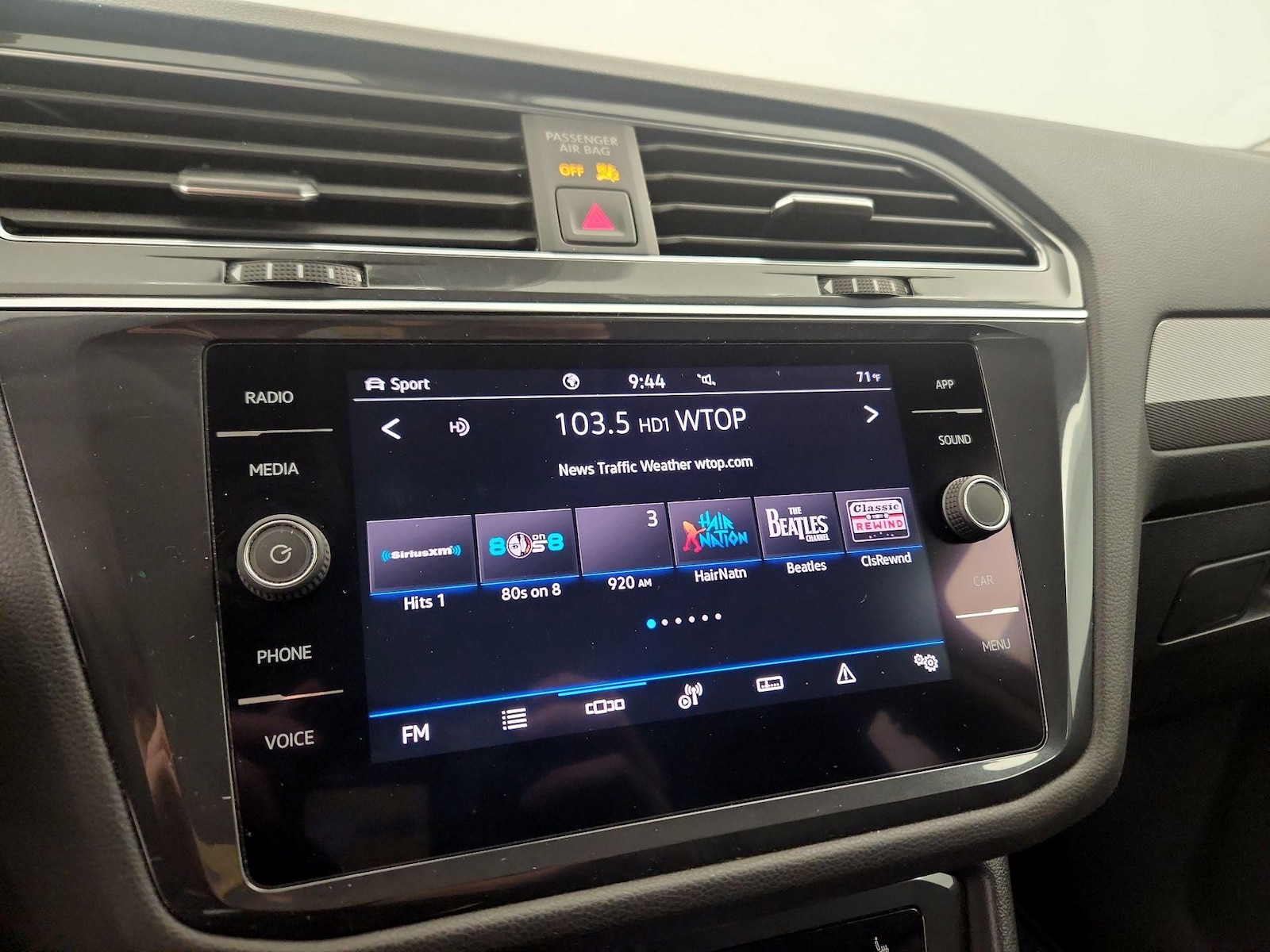 2022 Volkswagen Tiguan SE - Photo 16