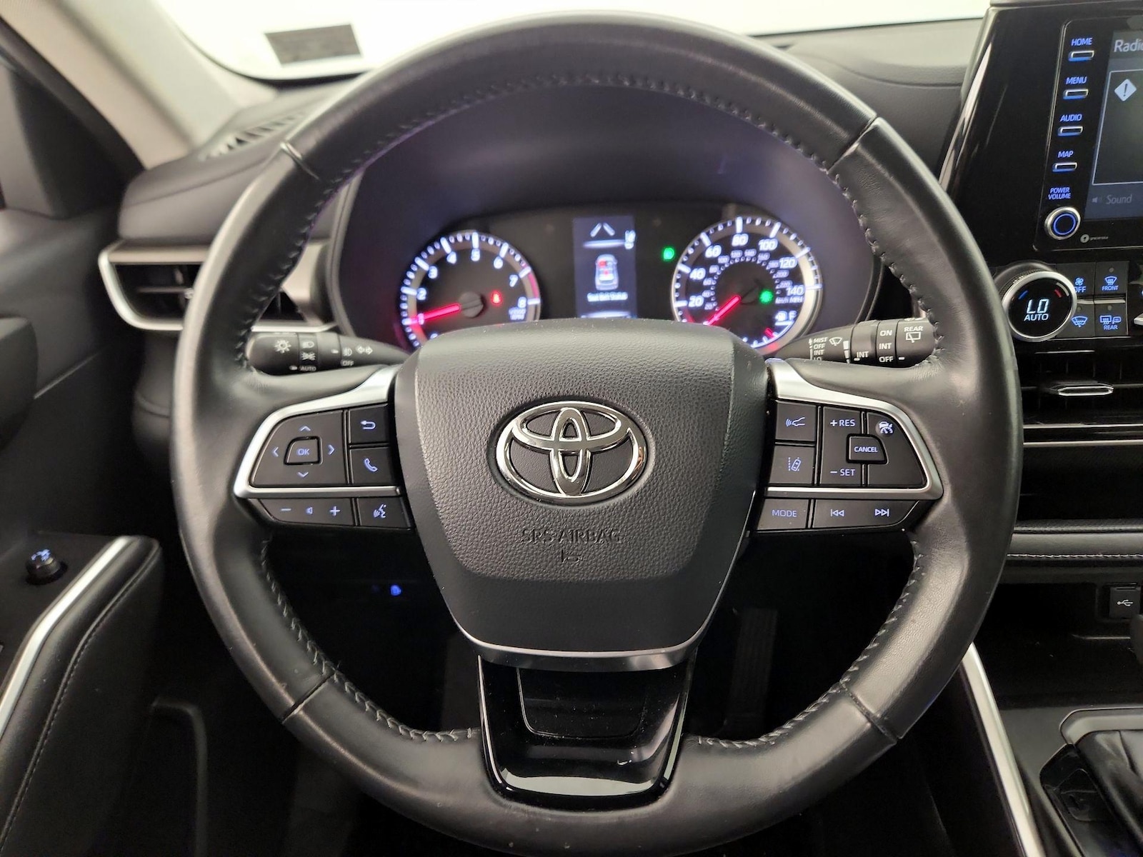 2021 Toyota Highlander LE - Photo 11