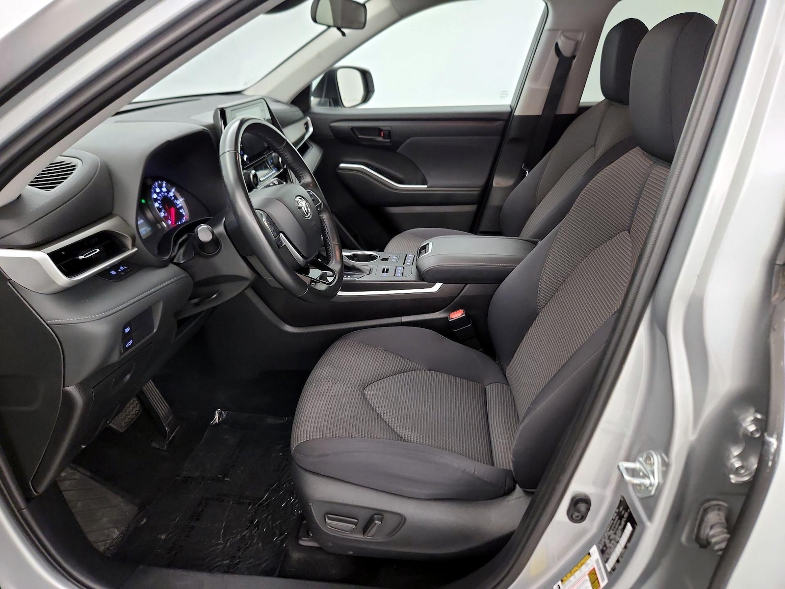 2021 Toyota Highlander LE - Photo 12