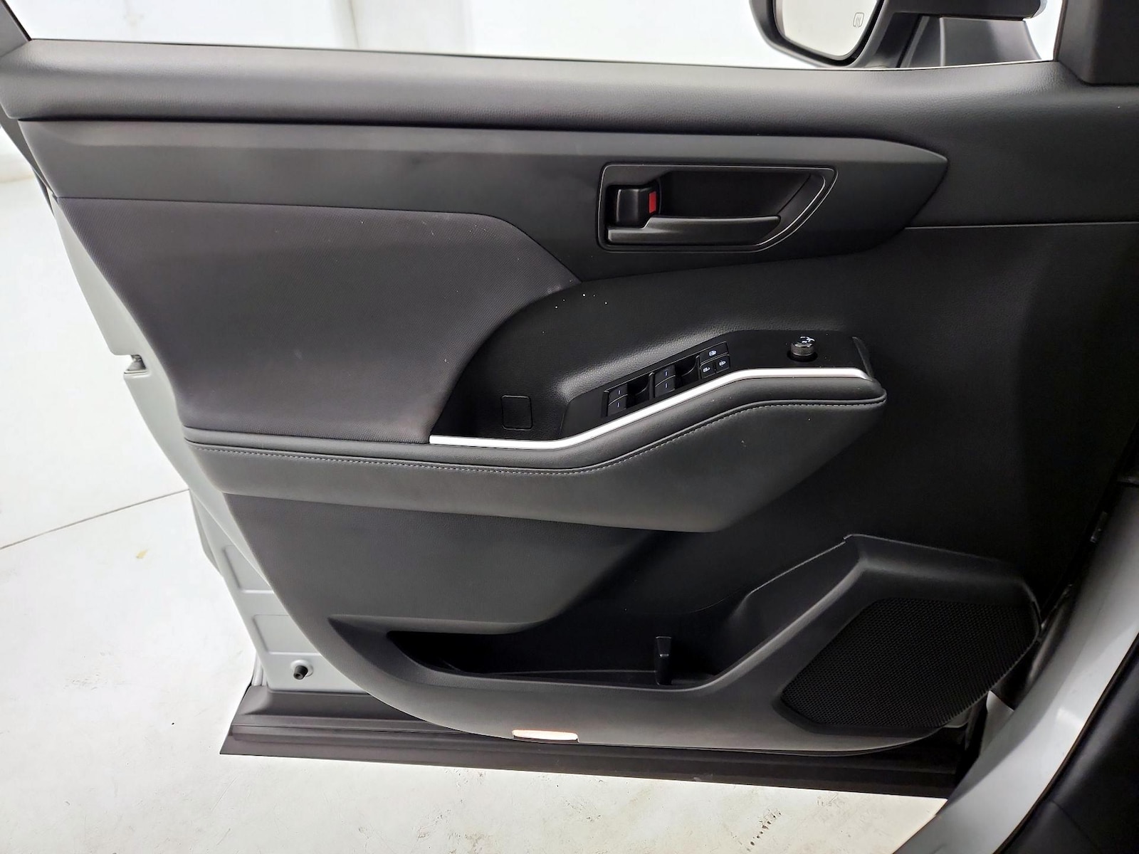 2021 Toyota Highlander LE - Photo 13