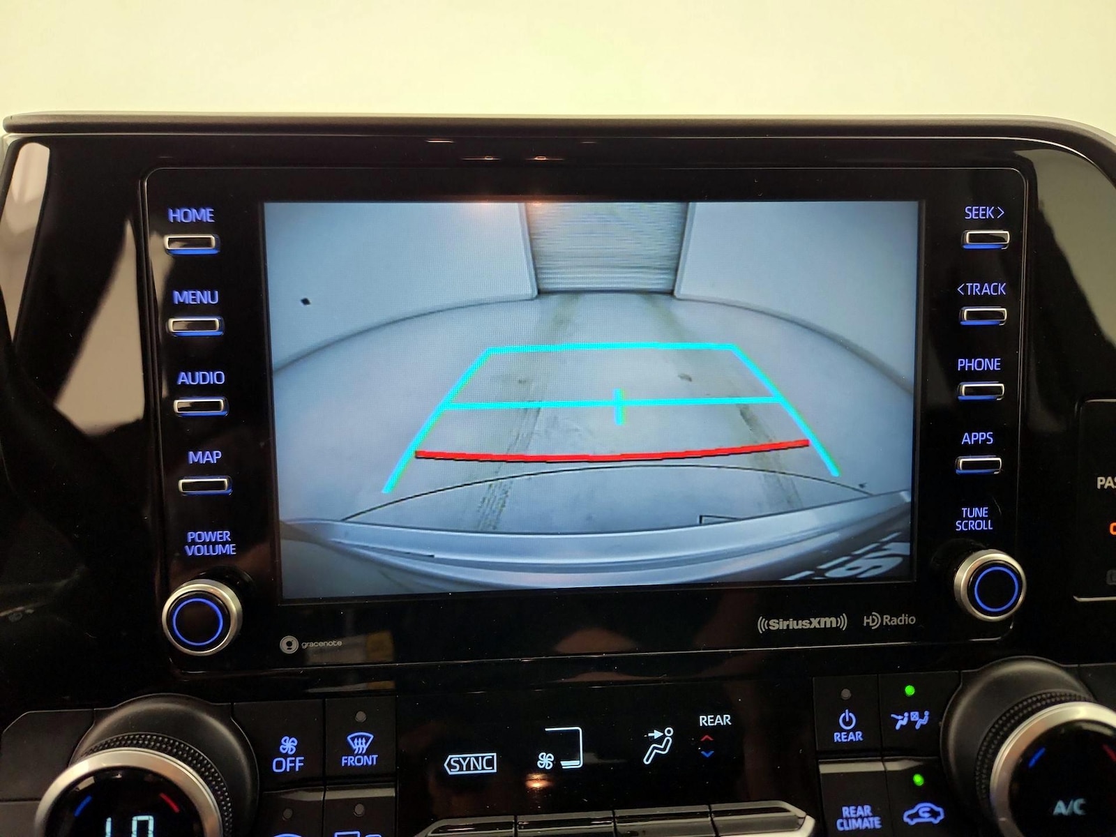 2021 Toyota Highlander LE - Photo 15