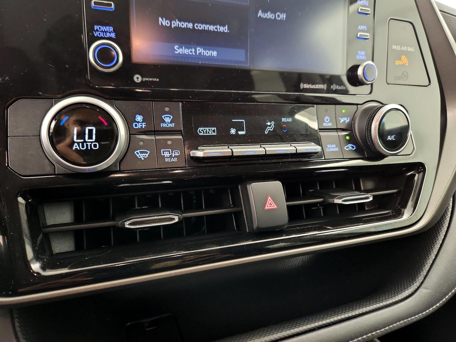 2021 Toyota Highlander LE - Photo 17
