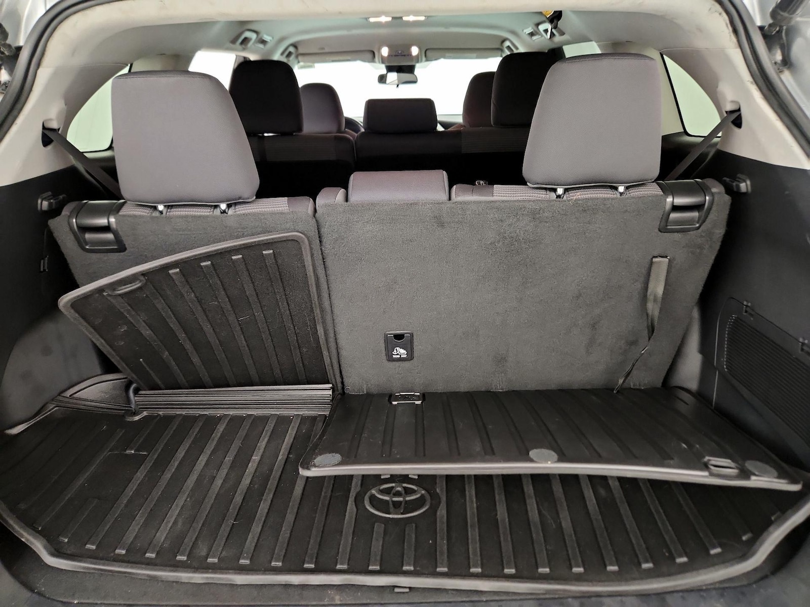 2021 Toyota Highlander LE - Photo 22