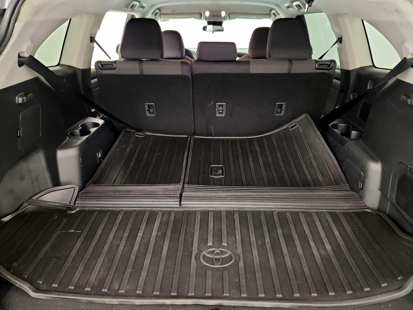 2021 Toyota Highlander LE - Photo 23