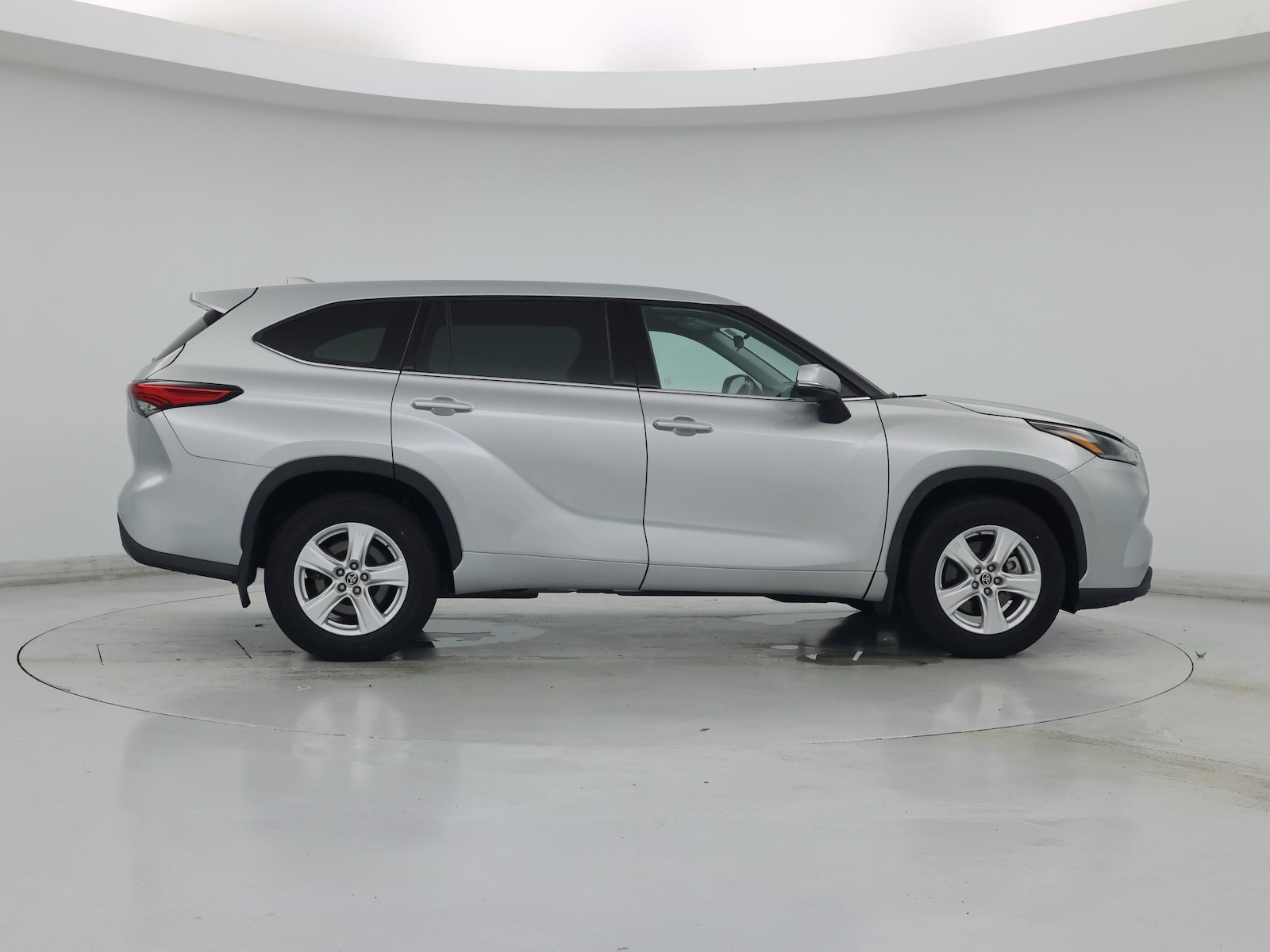 2021 Toyota Highlander LE - Photo 8