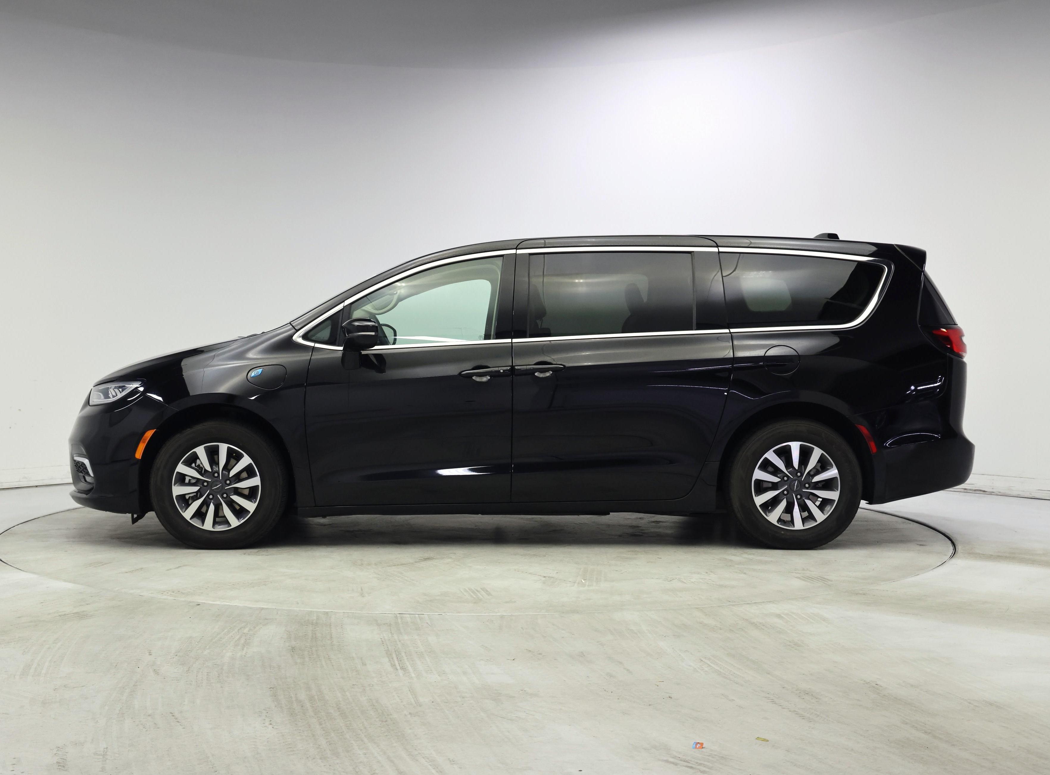 Thumbnail: 2024 Chrysler Pacifica - 3