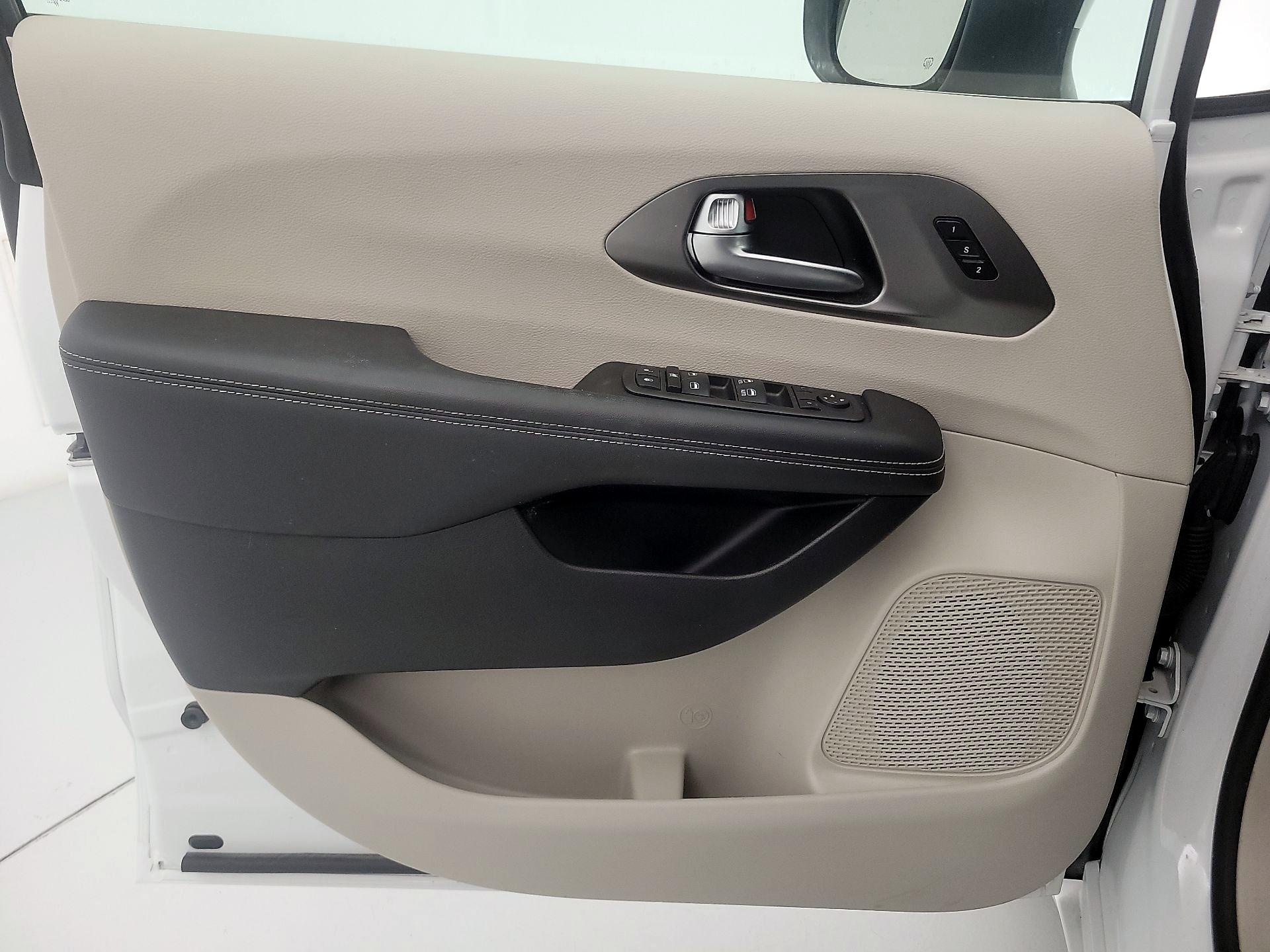 Thumbnail: 2023 Chrysler Pacifica - 12