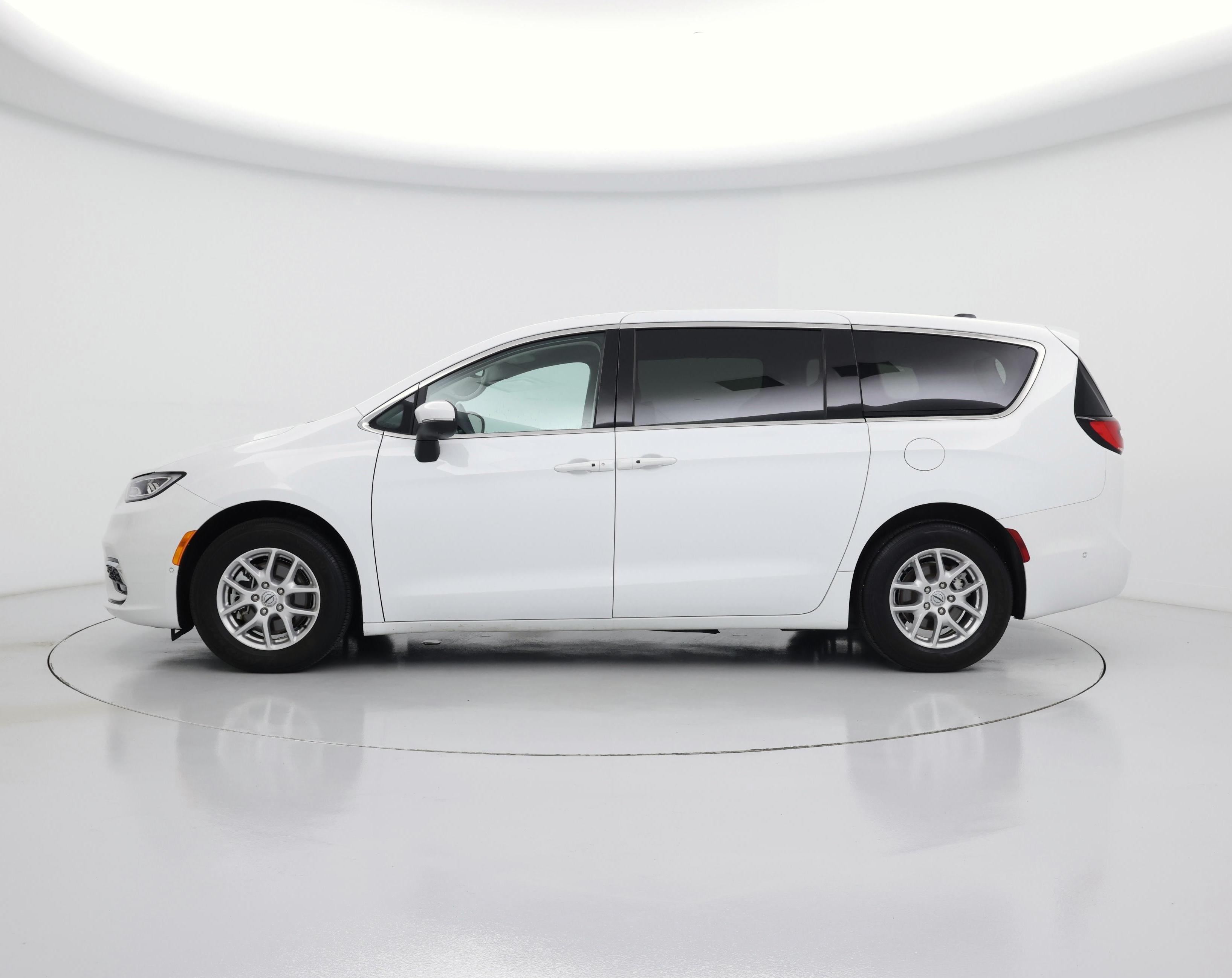 Thumbnail: 2023 Chrysler Pacifica - 3