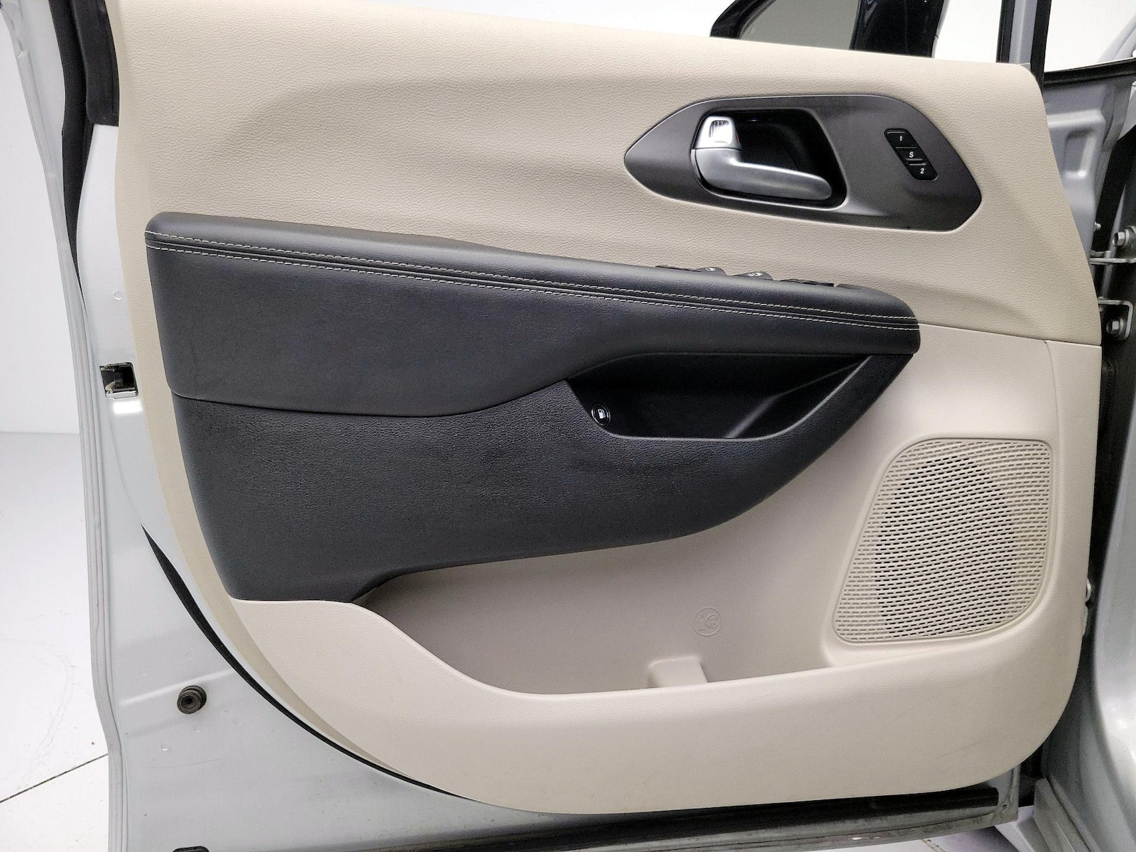 2024 Chrysler Pacifica PHEV Select - Photo 13