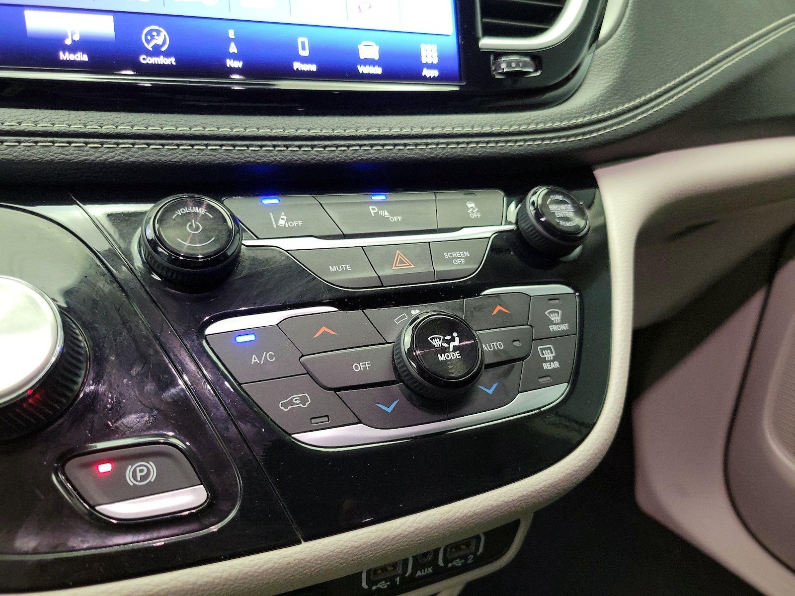 2024 Chrysler Pacifica PHEV Select - Photo 18