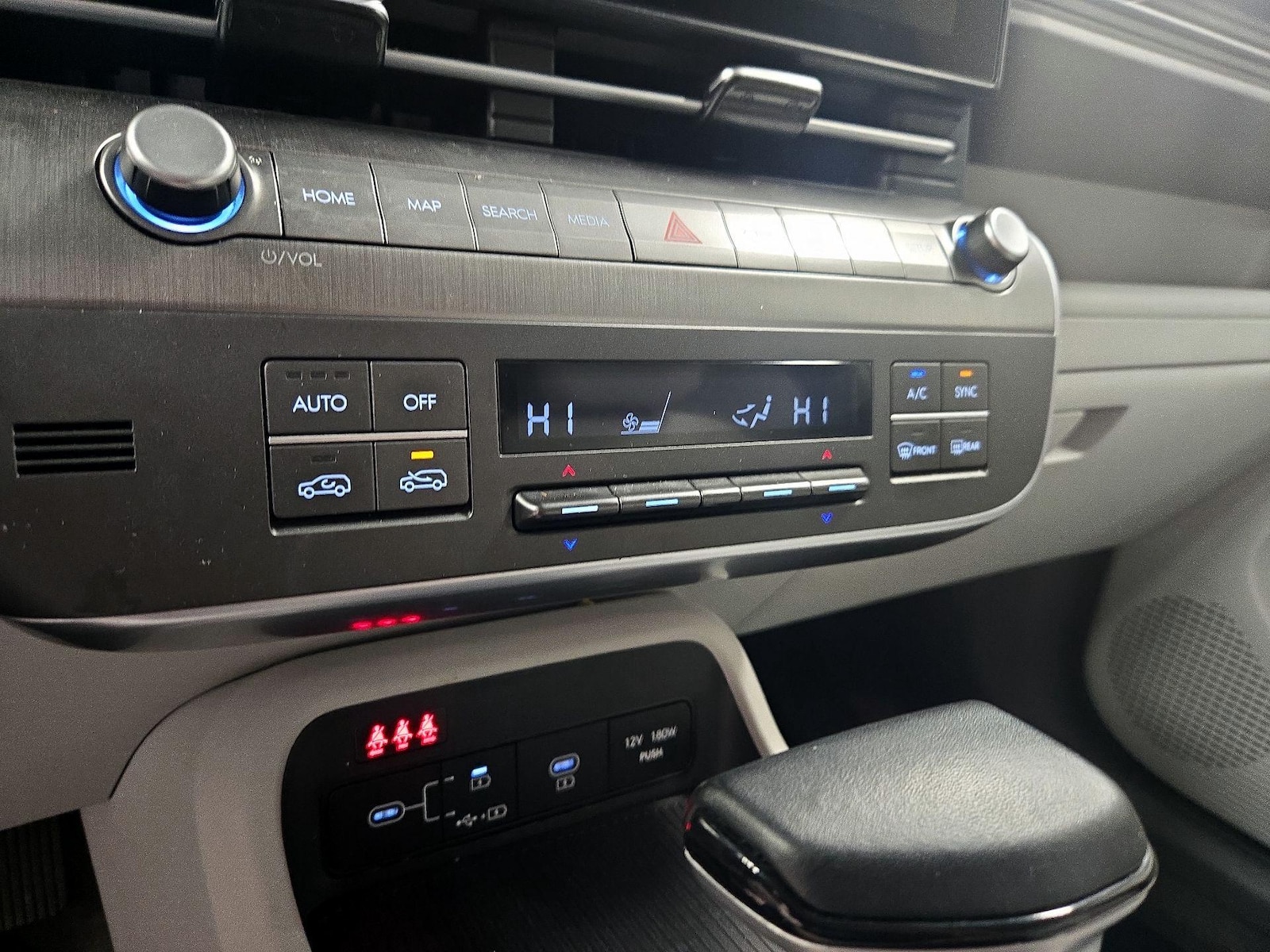 2025 Hyundai Kona SEL - Photo 17