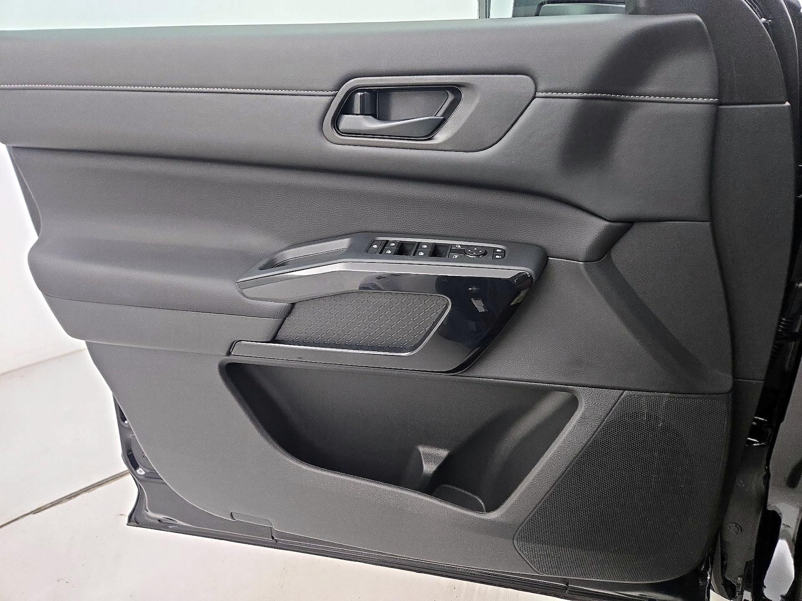 2025 Nissan Pathfinder SV - Photo 13