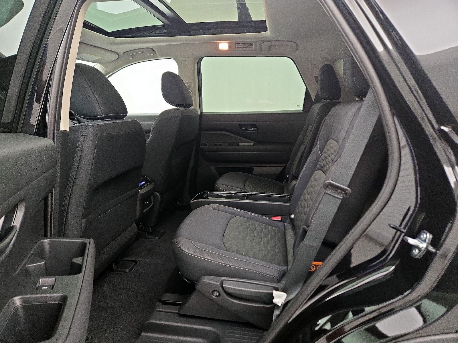 2025 Nissan Pathfinder SV - Photo 21