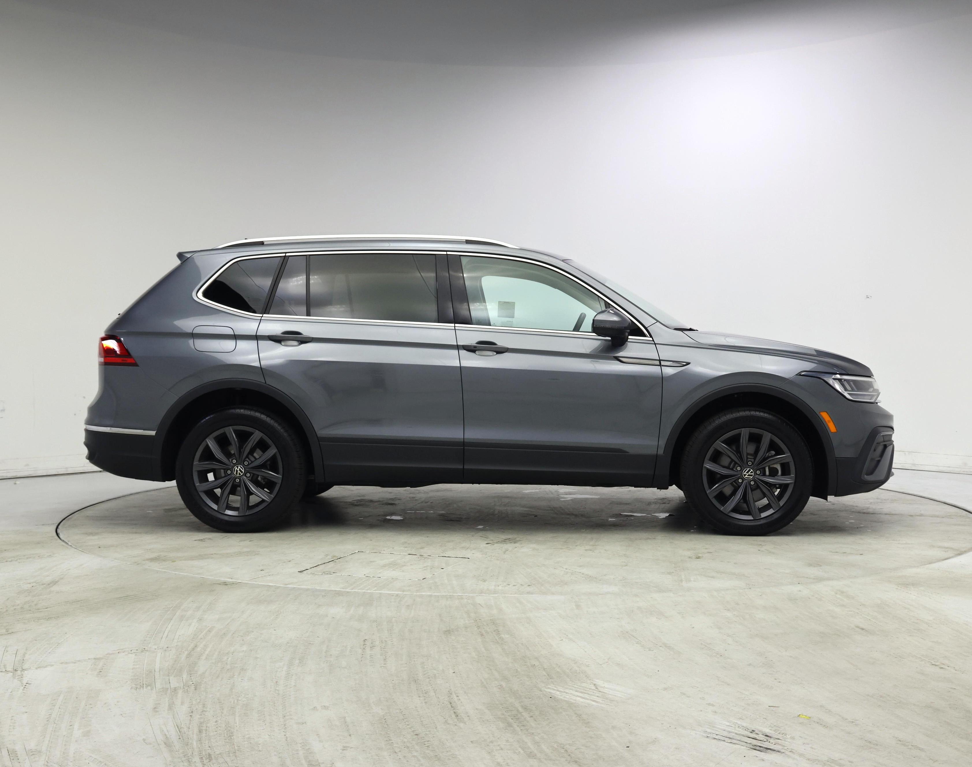 Thumbnail: 2023 Volkswagen Tiguan - 7