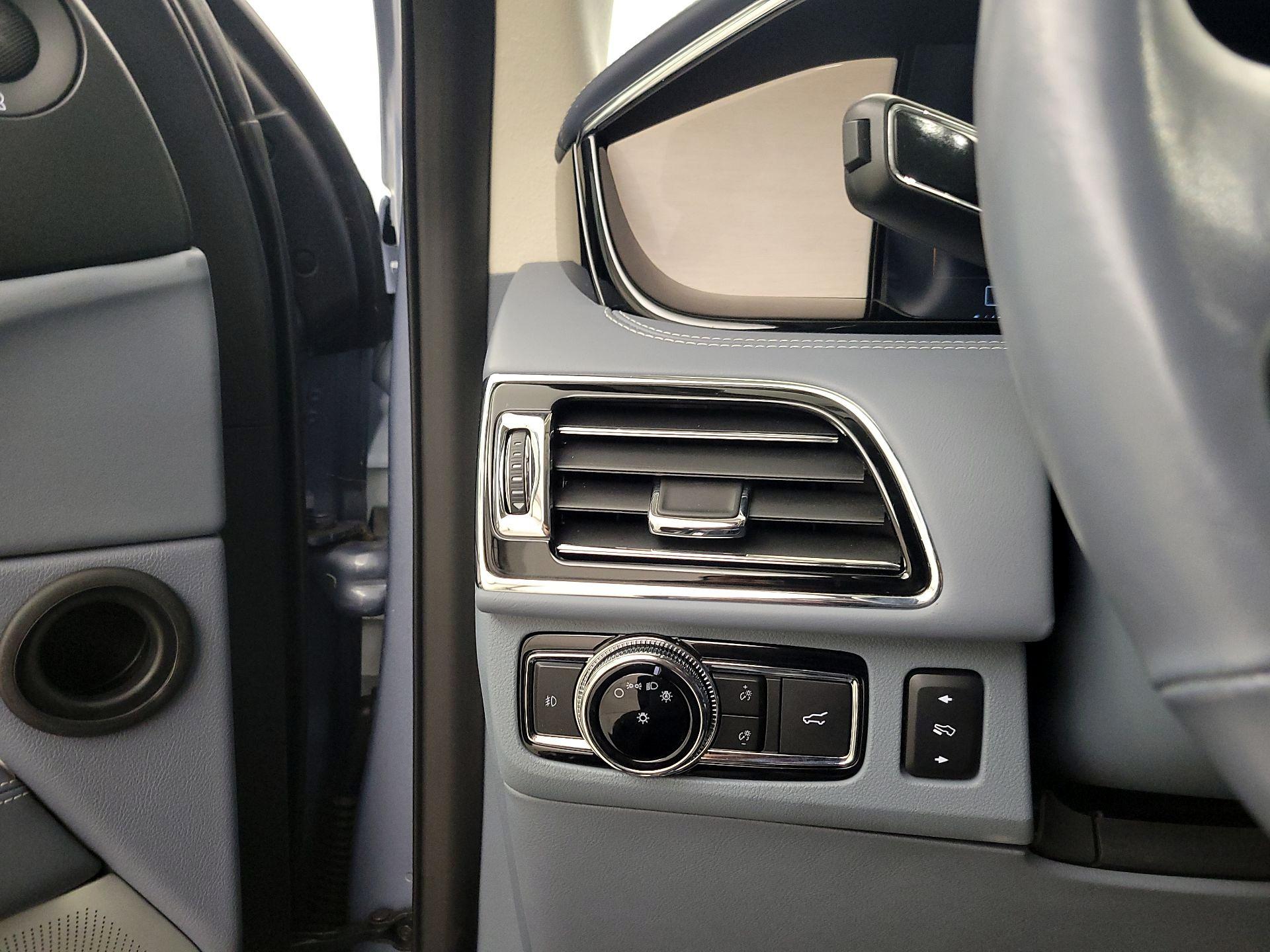 Thumbnail: 2020 Lincoln Navigator L - 13