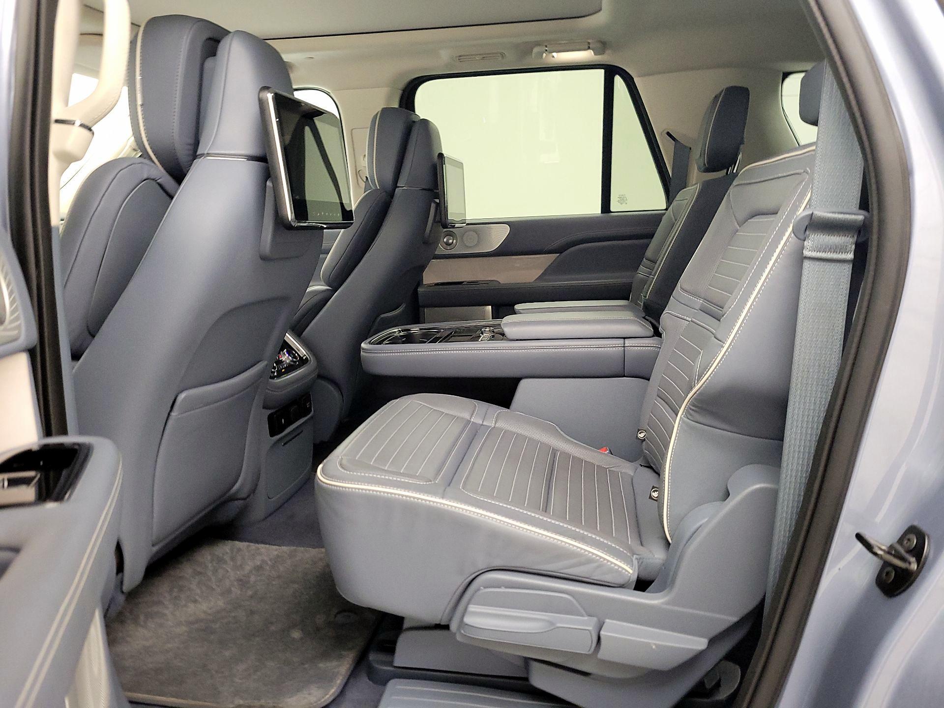 Thumbnail: 2020 Lincoln Navigator L - 19