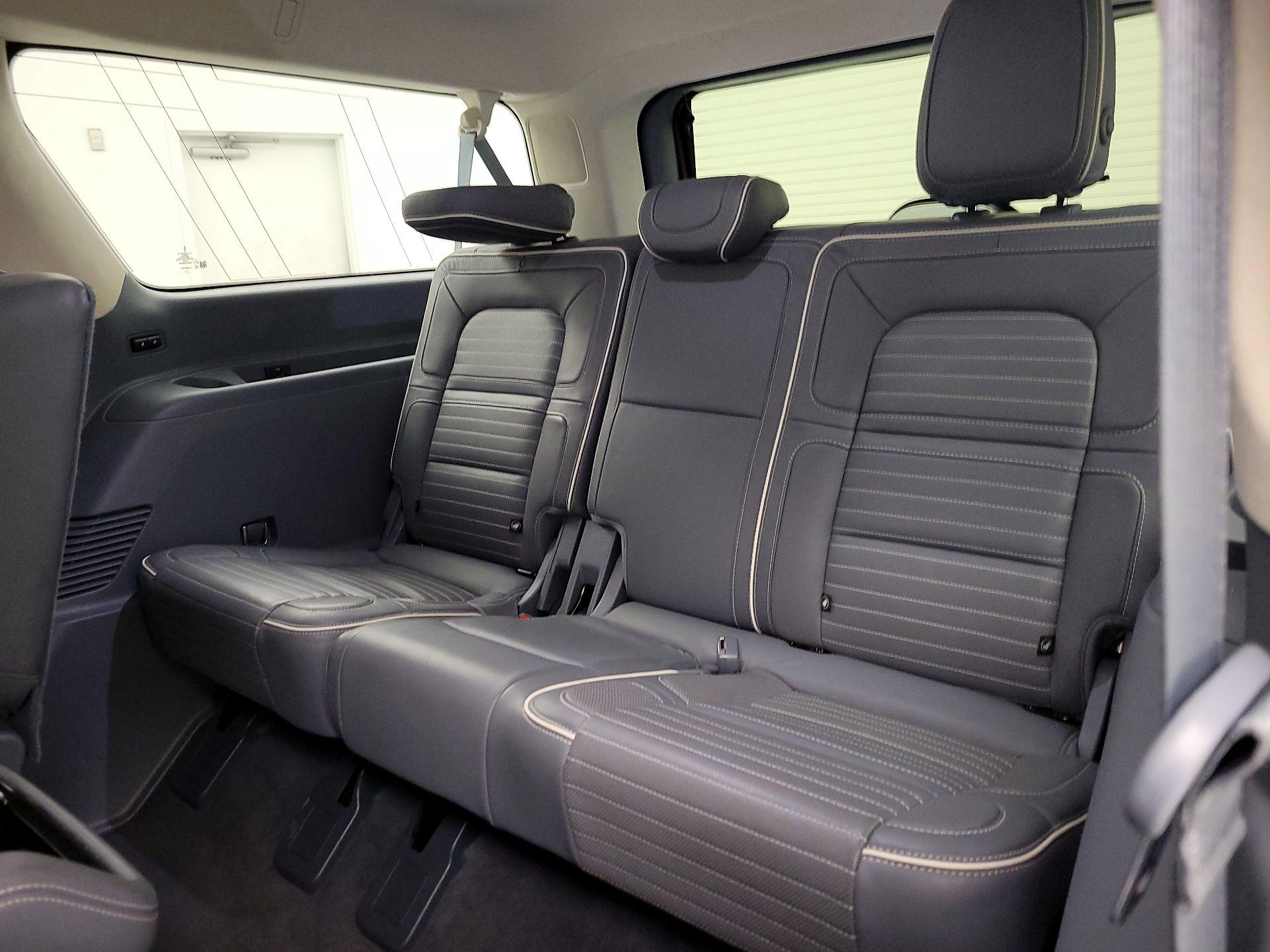 Thumbnail: 2020 Lincoln Navigator L - 20