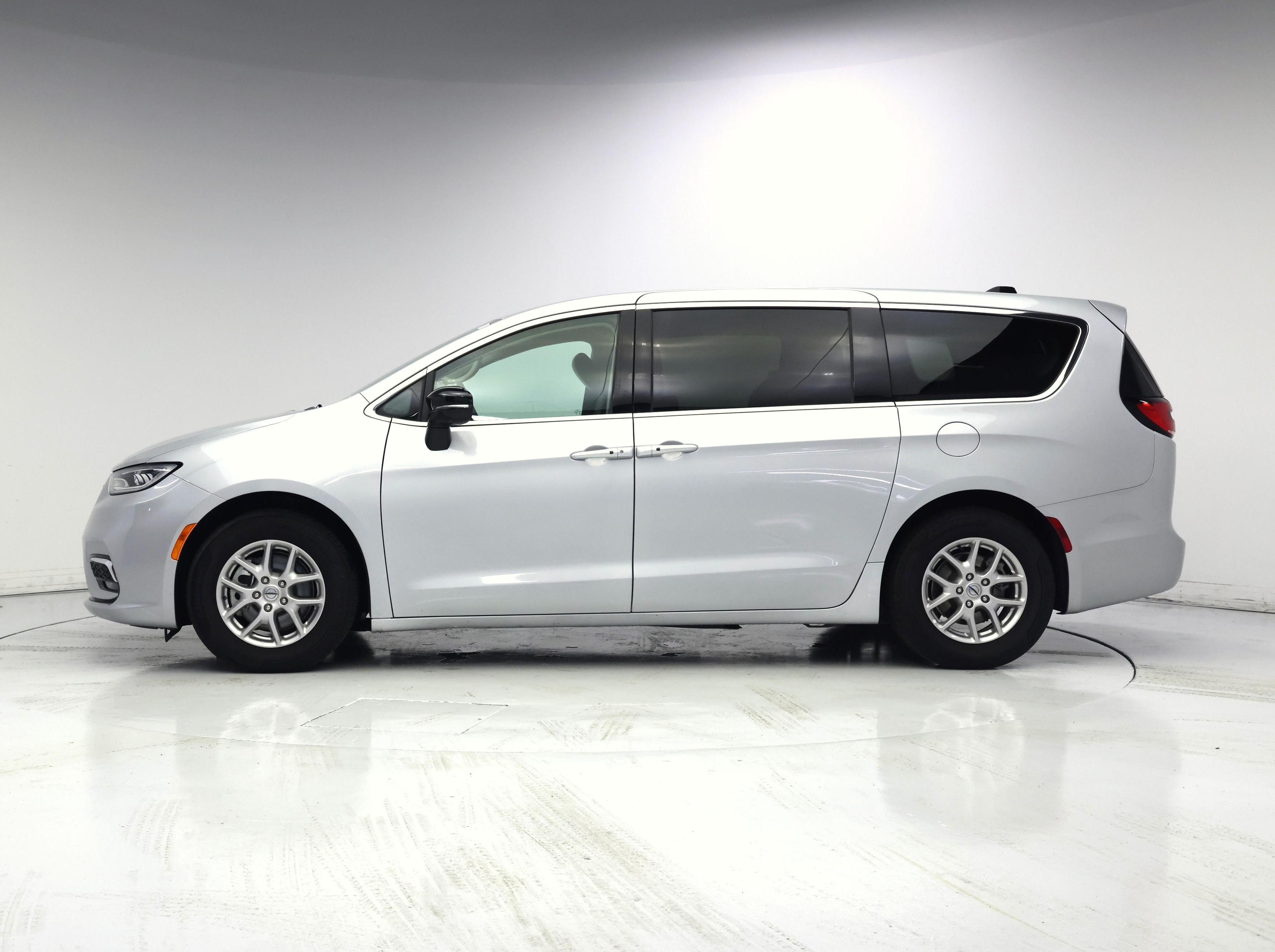 Thumbnail: 2024 Chrysler Pacifica - 3