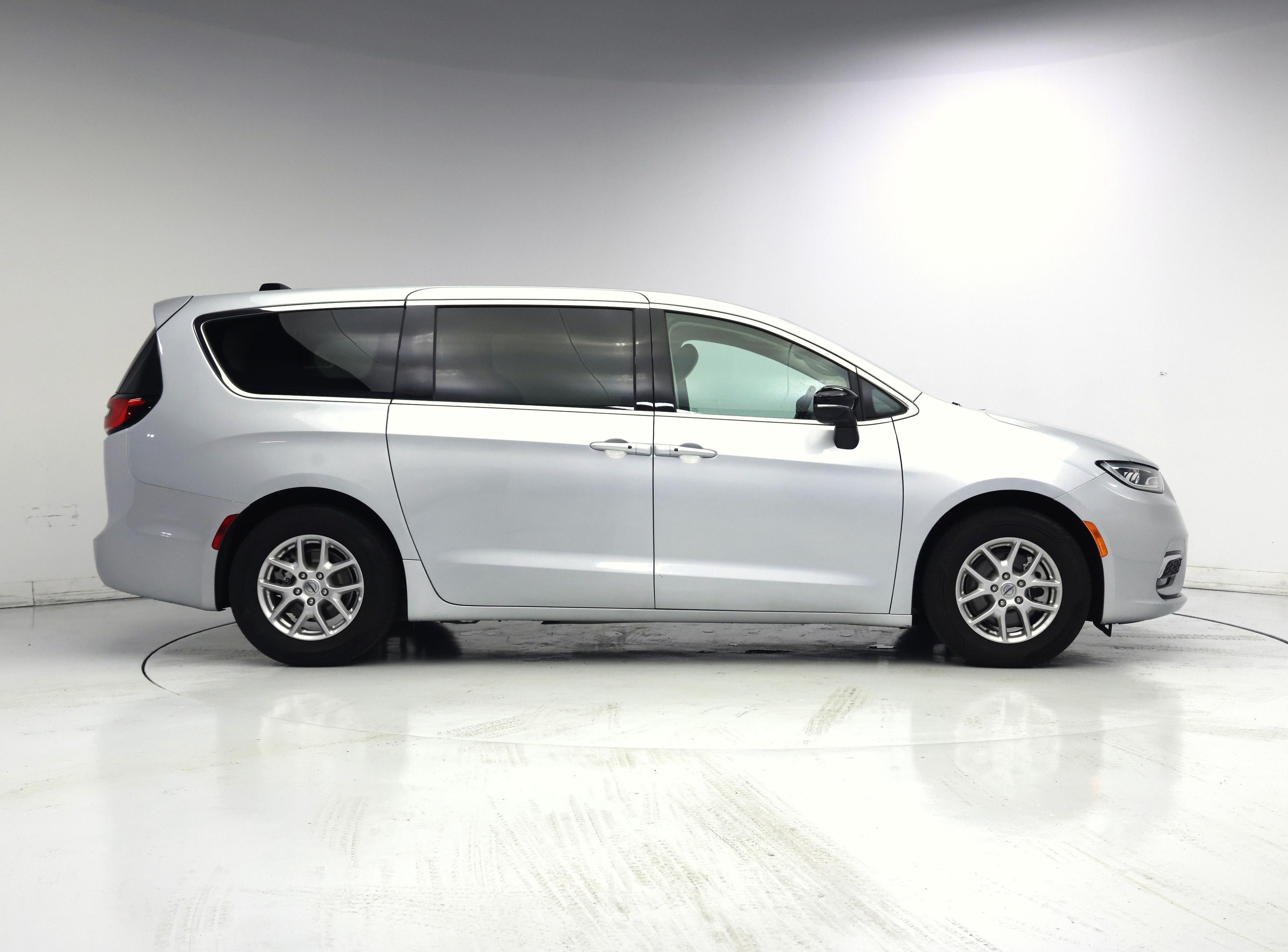 Thumbnail: 2024 Chrysler Pacifica - 7