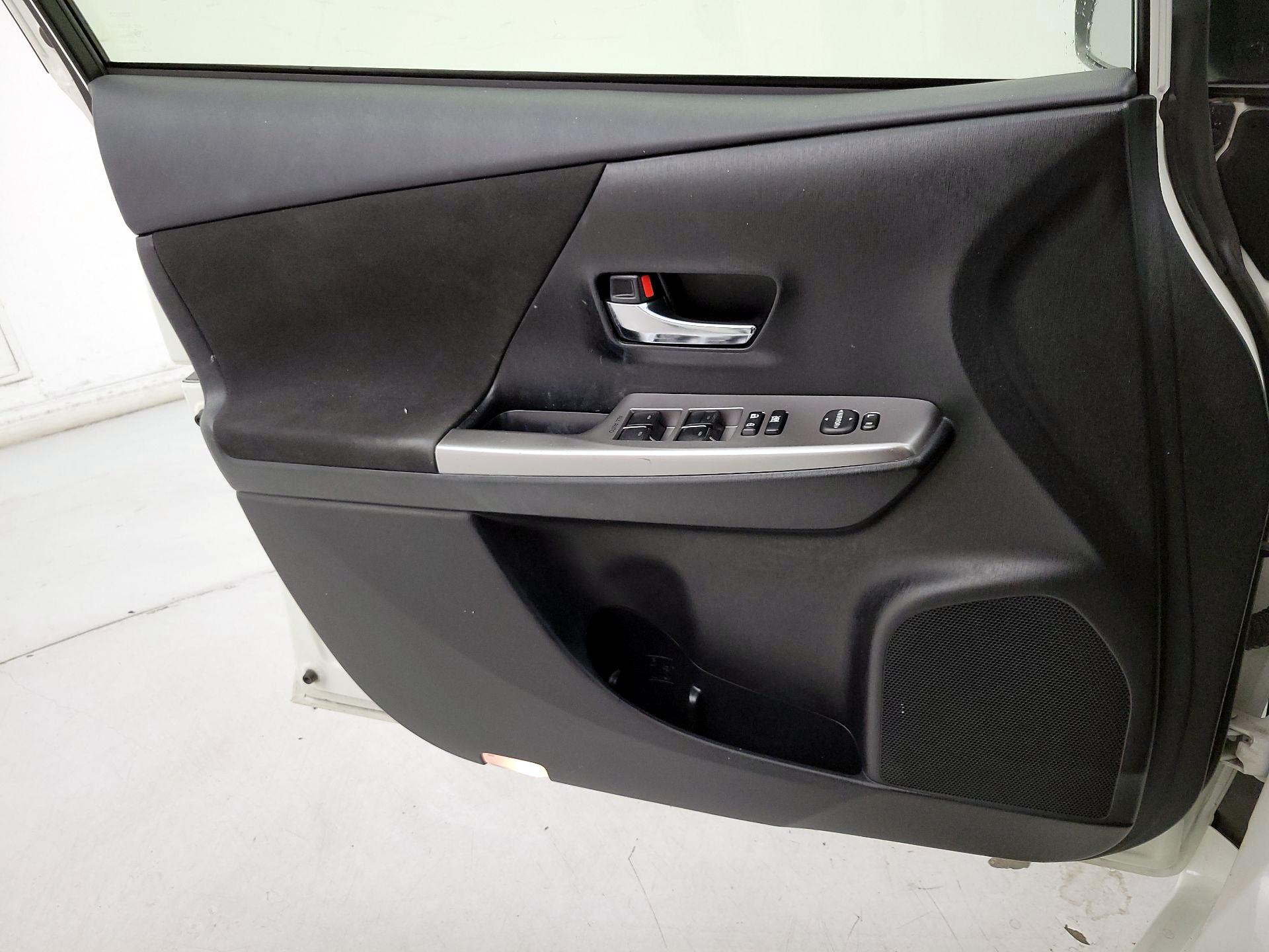 Thumbnail: 2015 Toyota Prius v - 12