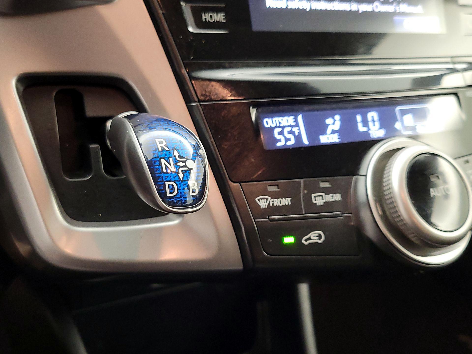 Thumbnail: 2015 Toyota Prius v - 17