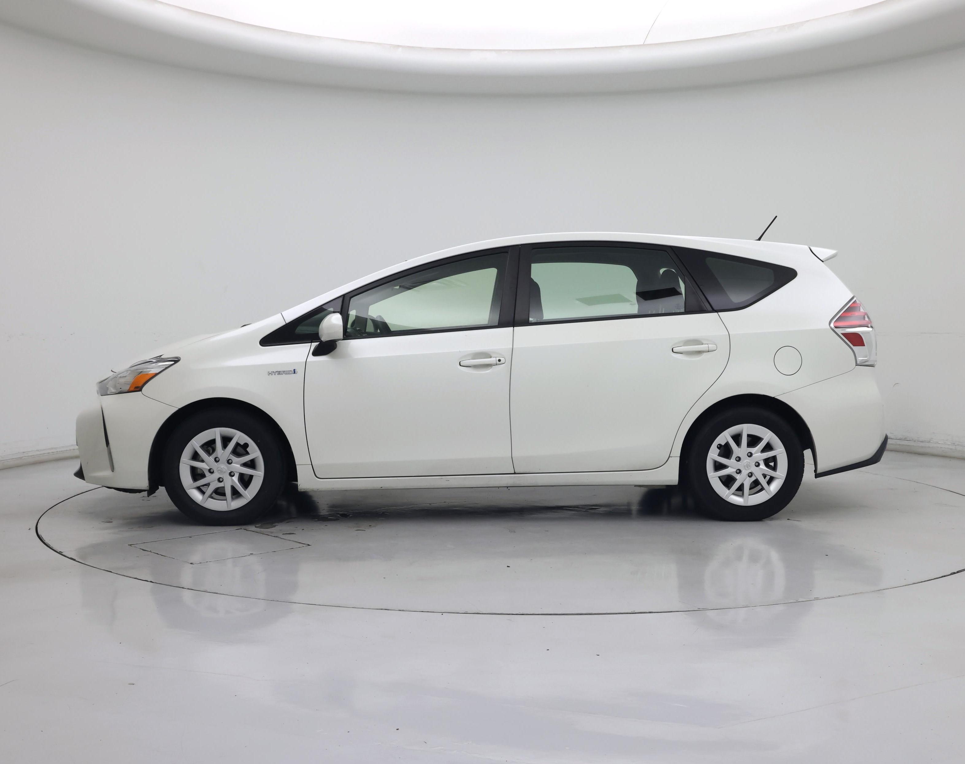 Thumbnail: 2015 Toyota Prius v - 3