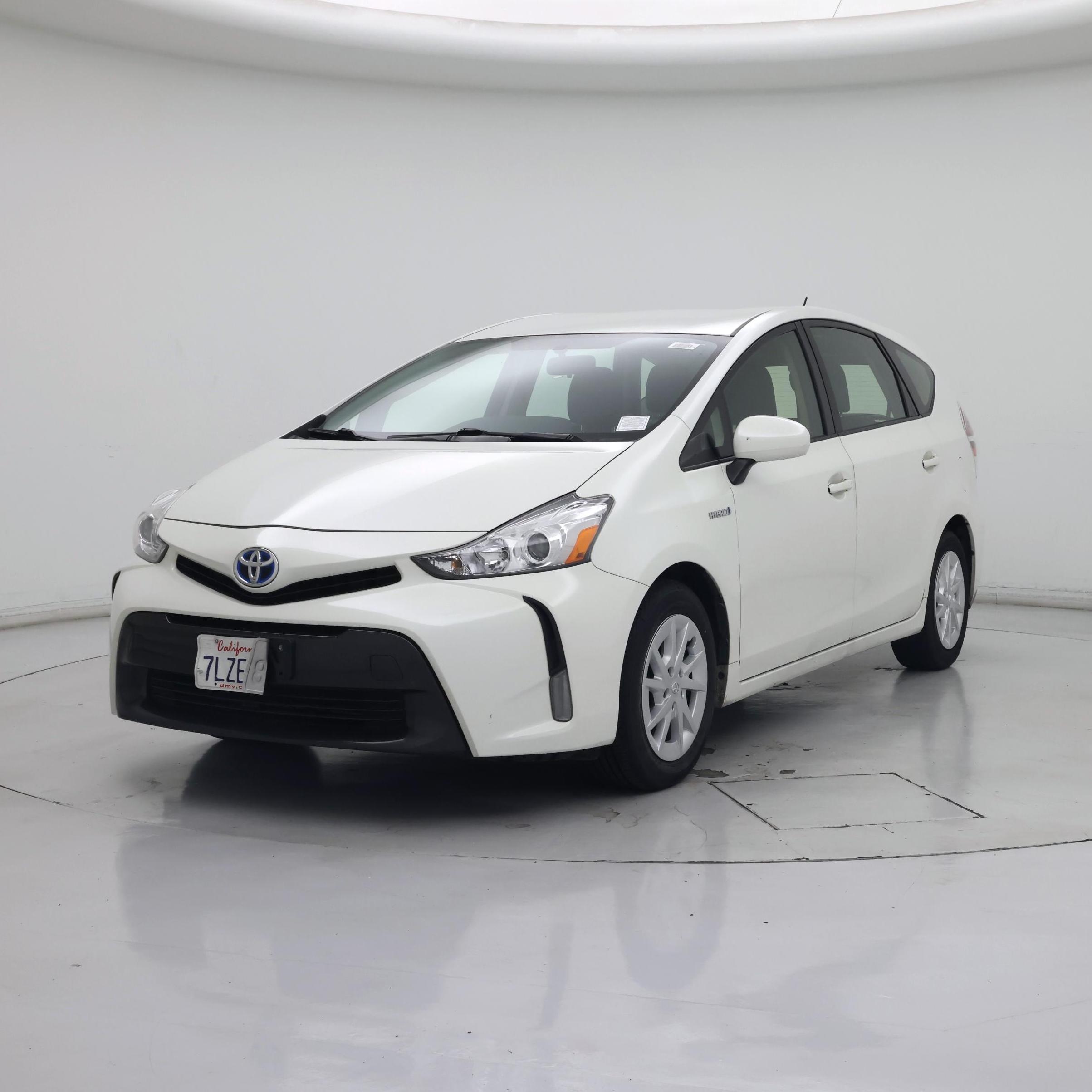 Thumbnail: 2015 Toyota Prius v - 4