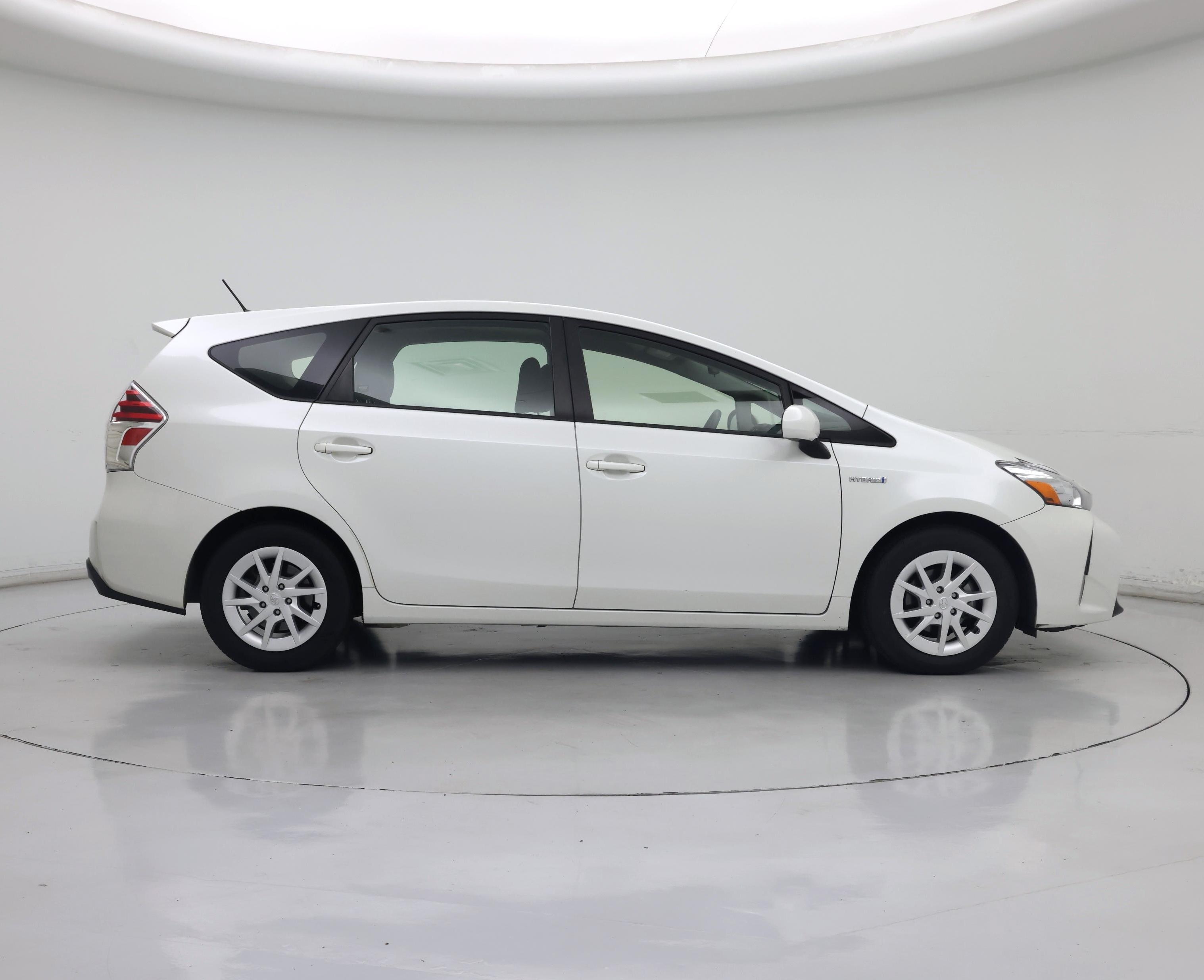 Thumbnail: 2015 Toyota Prius v - 7