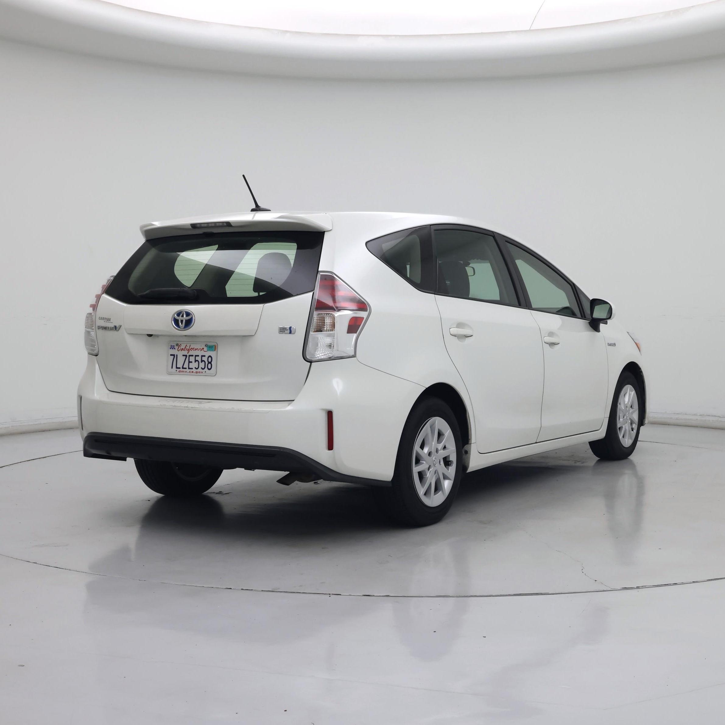 Thumbnail: 2015 Toyota Prius v - 8