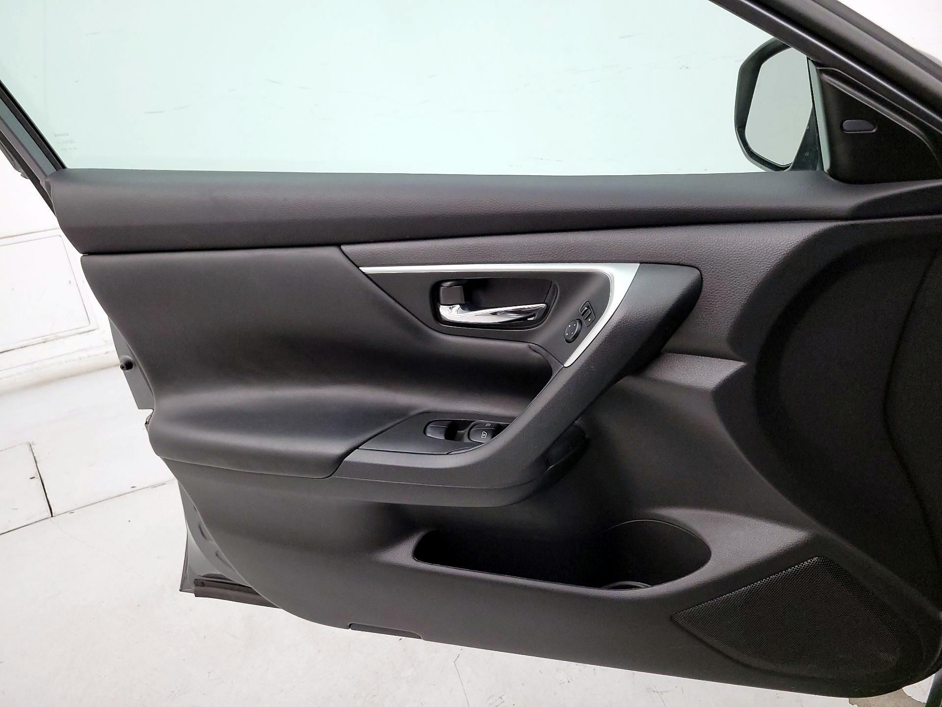 Thumbnail: 2016 Nissan Altima - 12