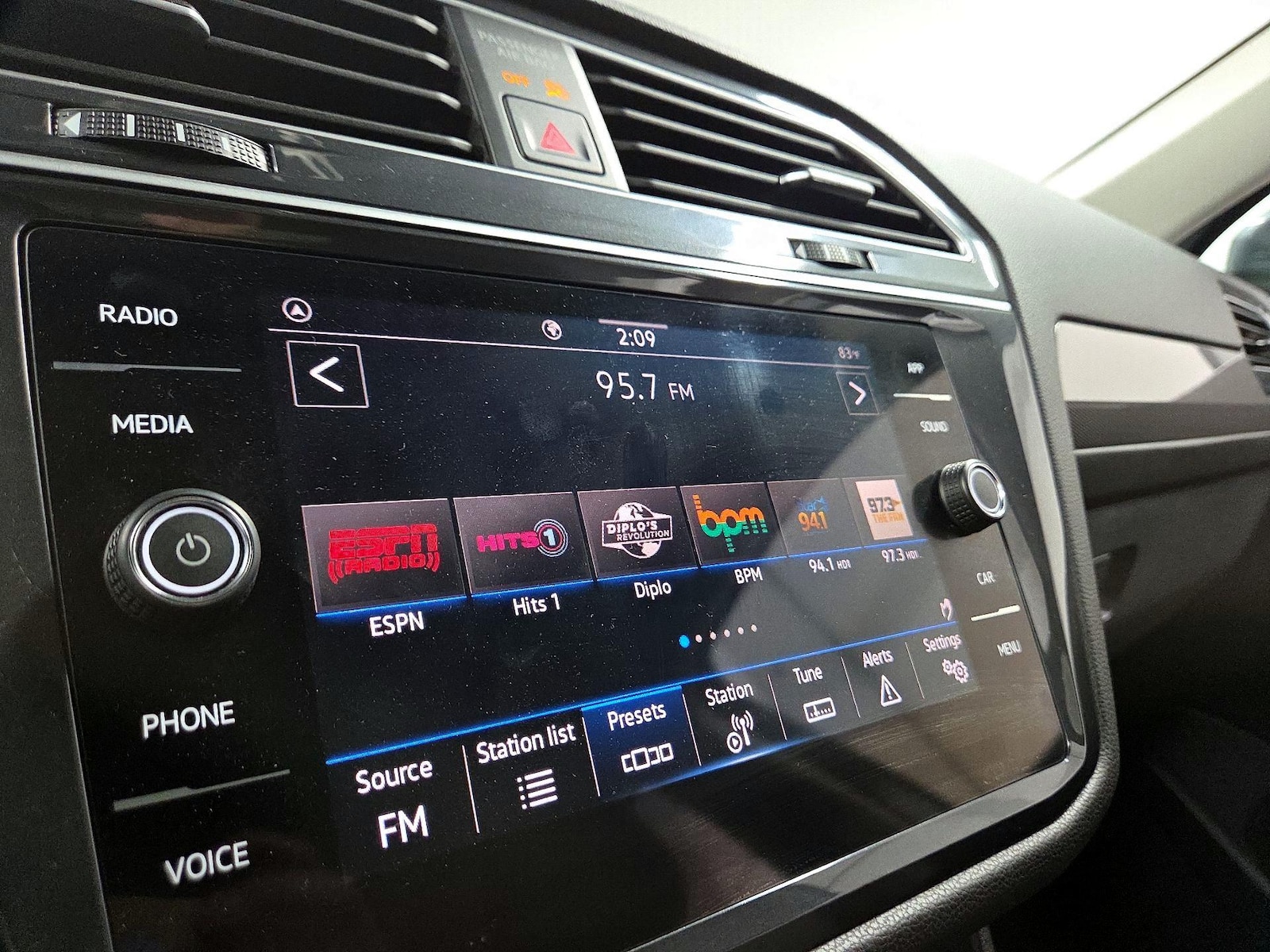 2023 Volkswagen Tiguan SE - Photo 12