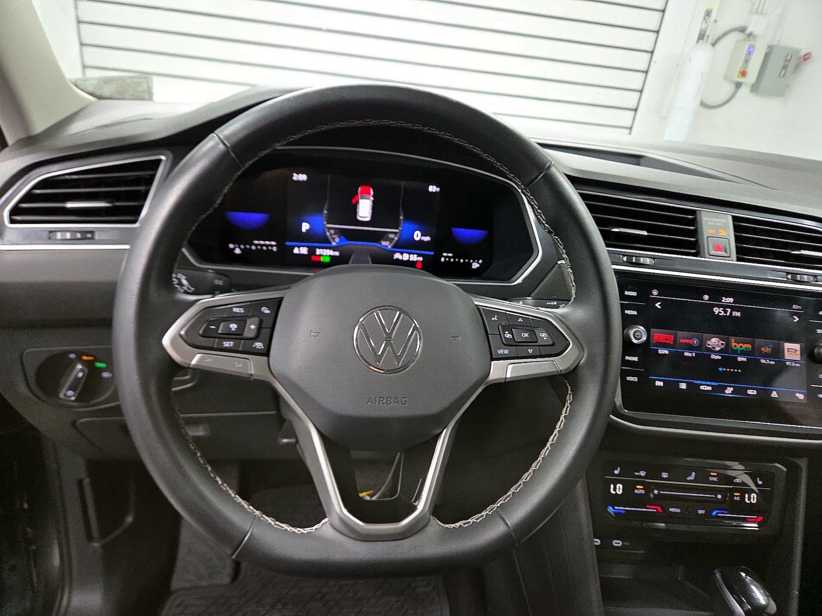 2023 Volkswagen Tiguan SE - Photo 9
