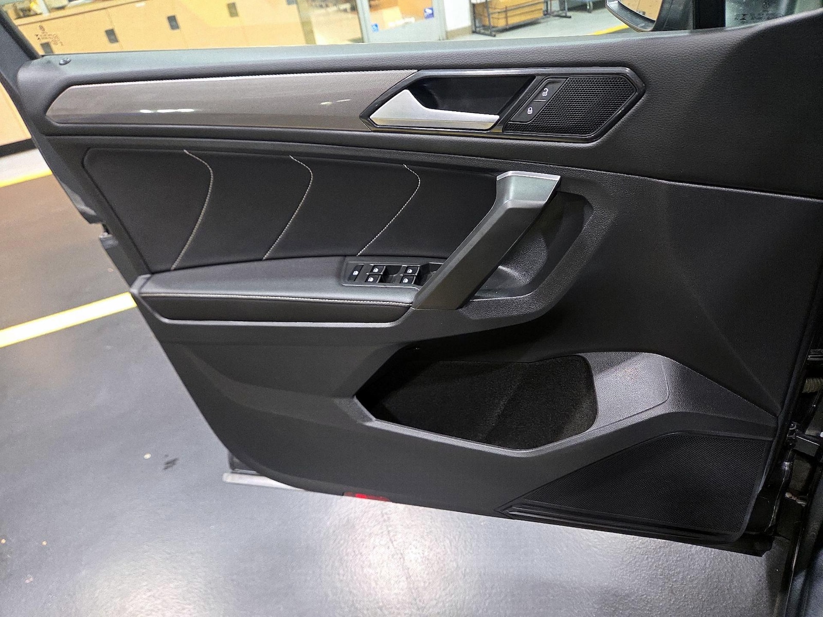 2023 Volkswagen Tiguan SE - Photo 11