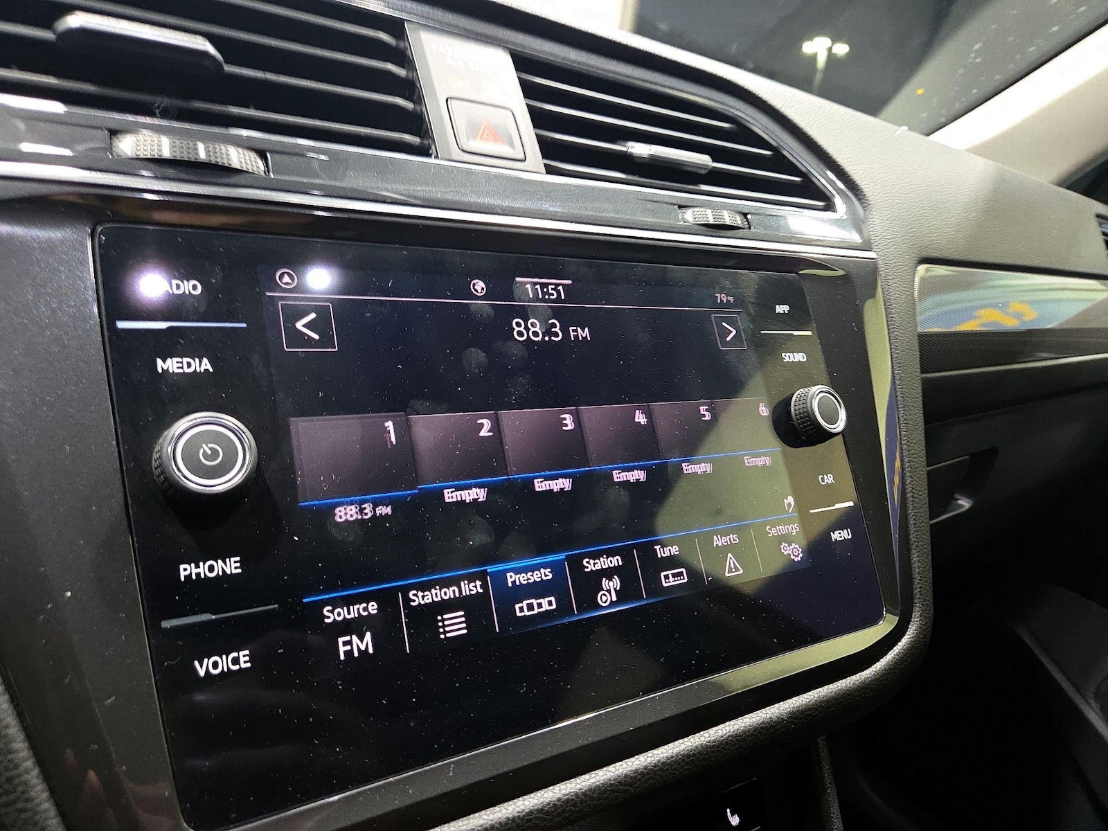 2023 Volkswagen Tiguan SE - Photo 12