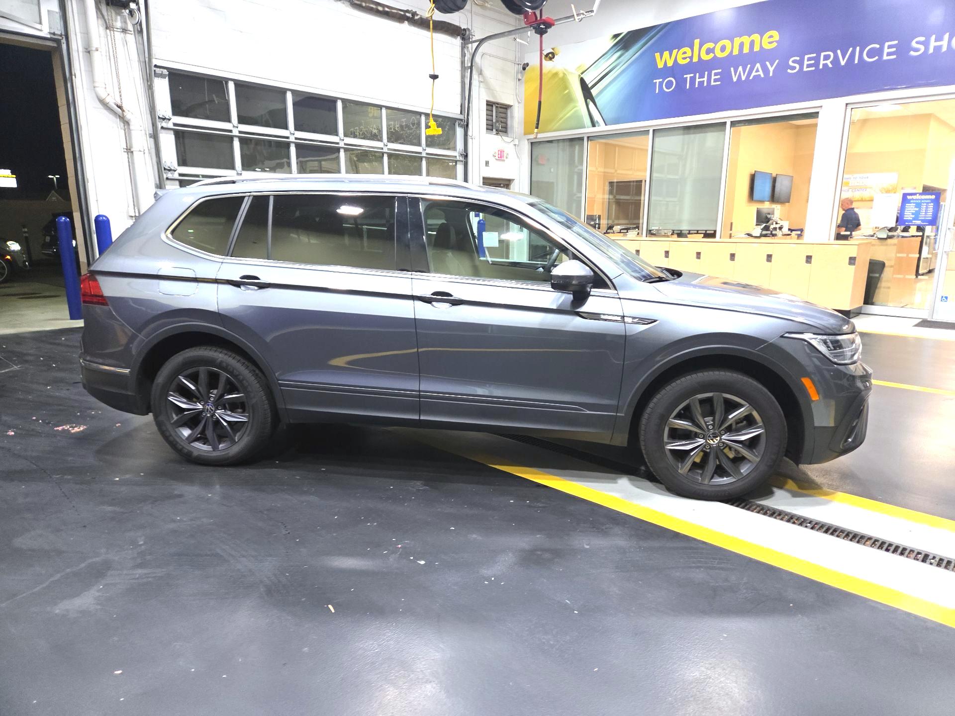 Thumbnail: 2023 Volkswagen Tiguan - 4