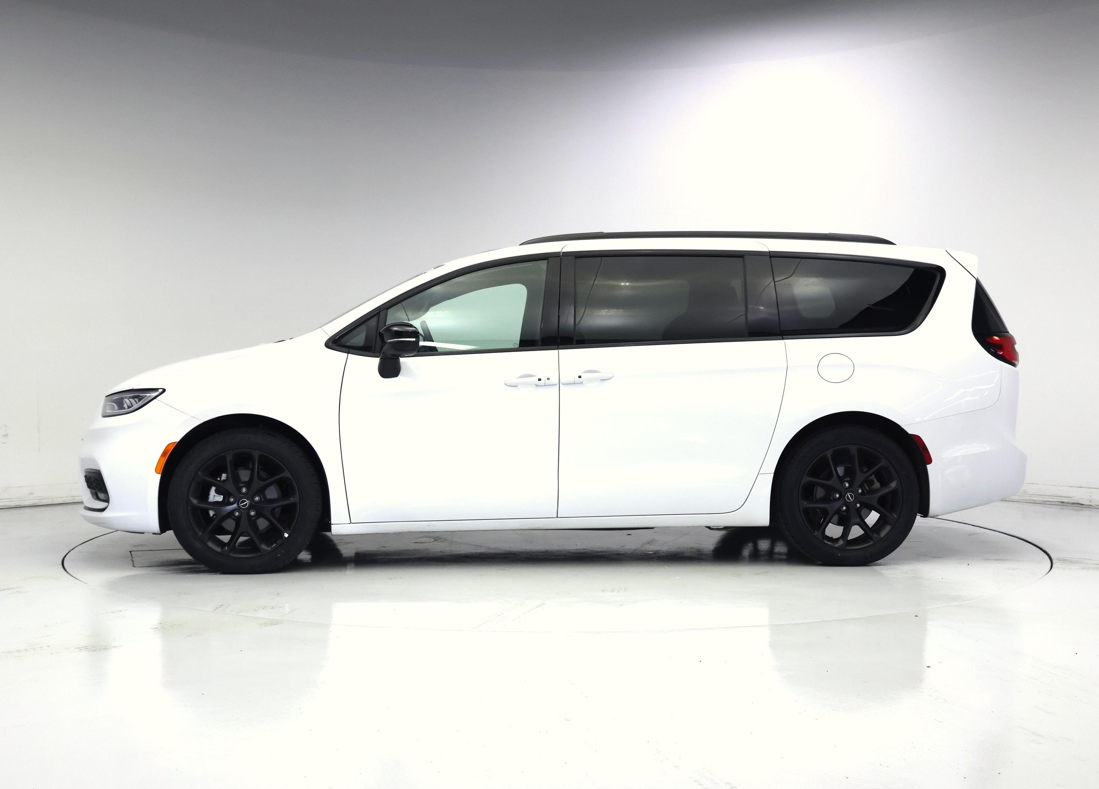 Thumbnail: 2025 Chrysler Pacifica - 3