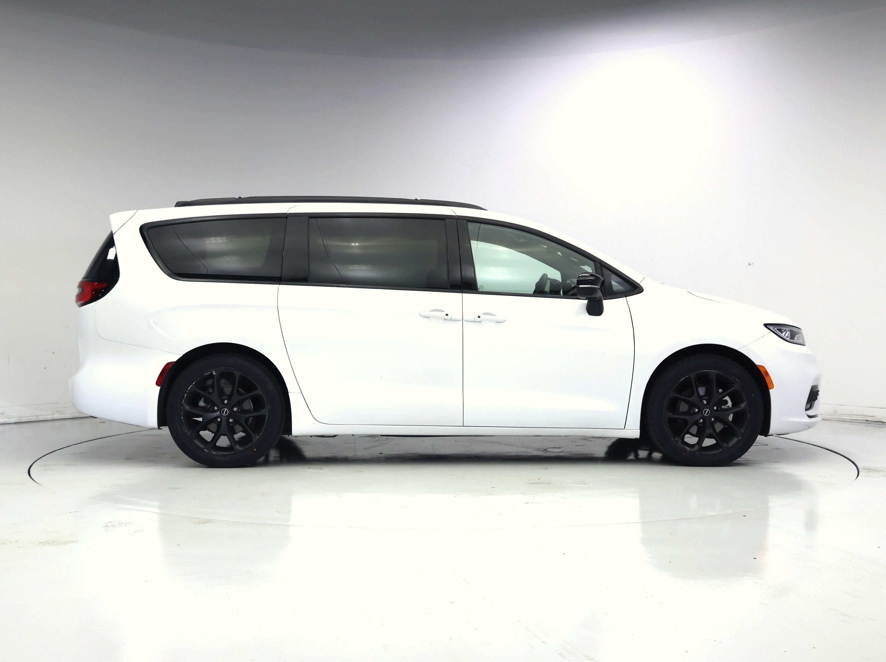 Thumbnail: 2025 Chrysler Pacifica - 7